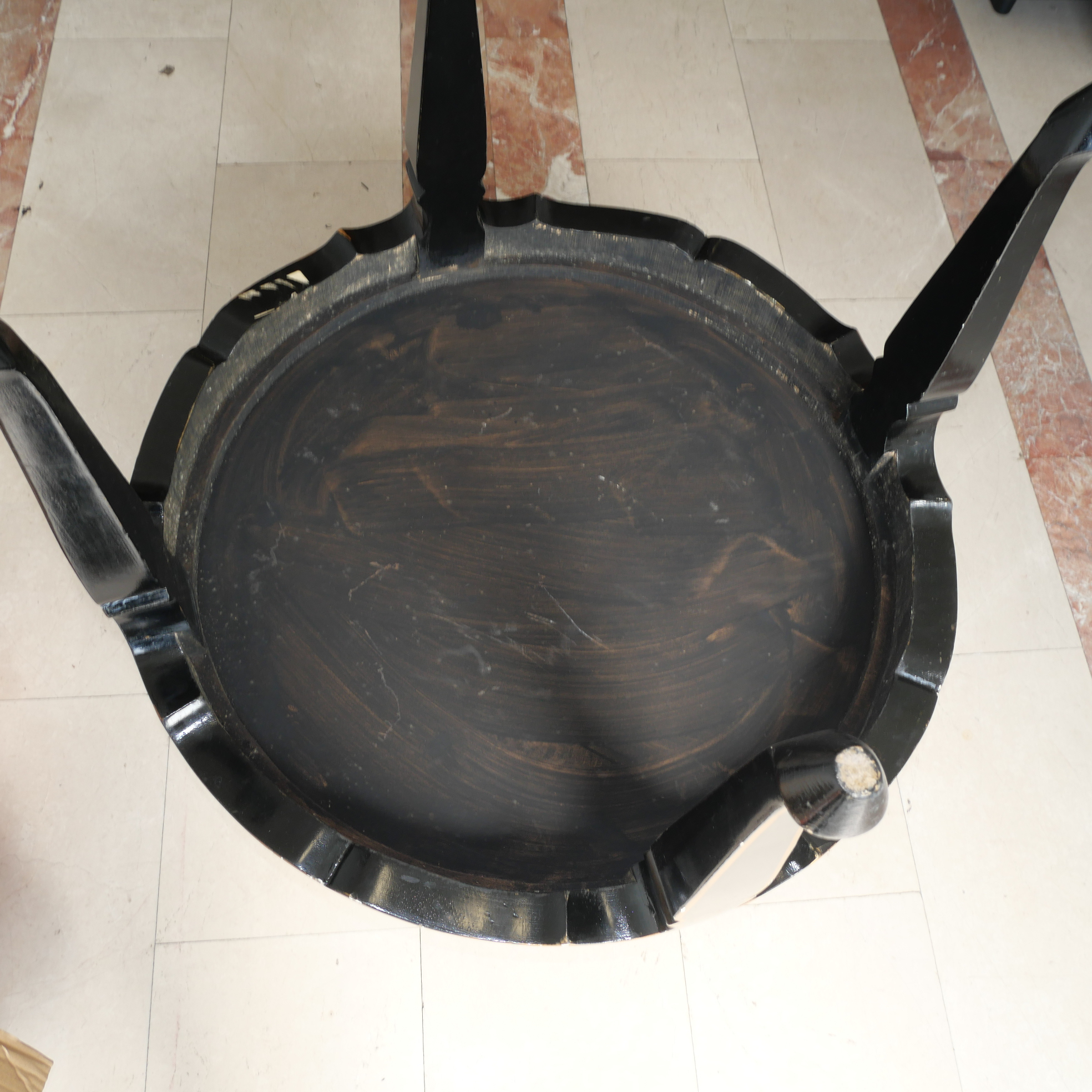 Voir photo 4 de Table basse gigogne ronde d'inspiration asiatique en bois laqué noir Table basse gigogne ronde d'inspiration asiatique en bois laqué noir Bon état reconditionné photo 4
