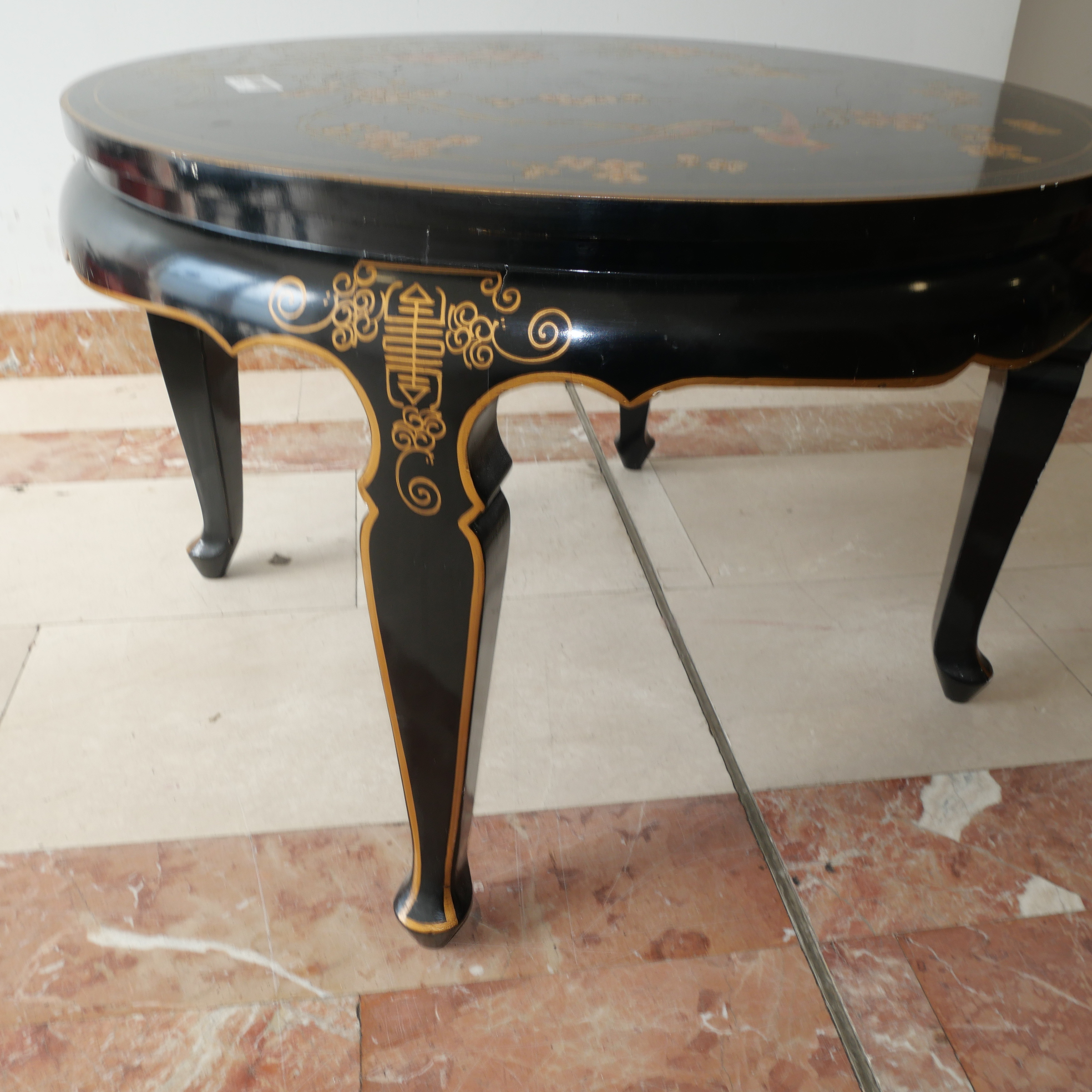 Voir photo 5 de Table basse gigogne ronde d'inspiration asiatique en bois laqué noir Table basse gigogne ronde d'inspiration asiatique en bois laqué noir Bon état reconditionné photo 5