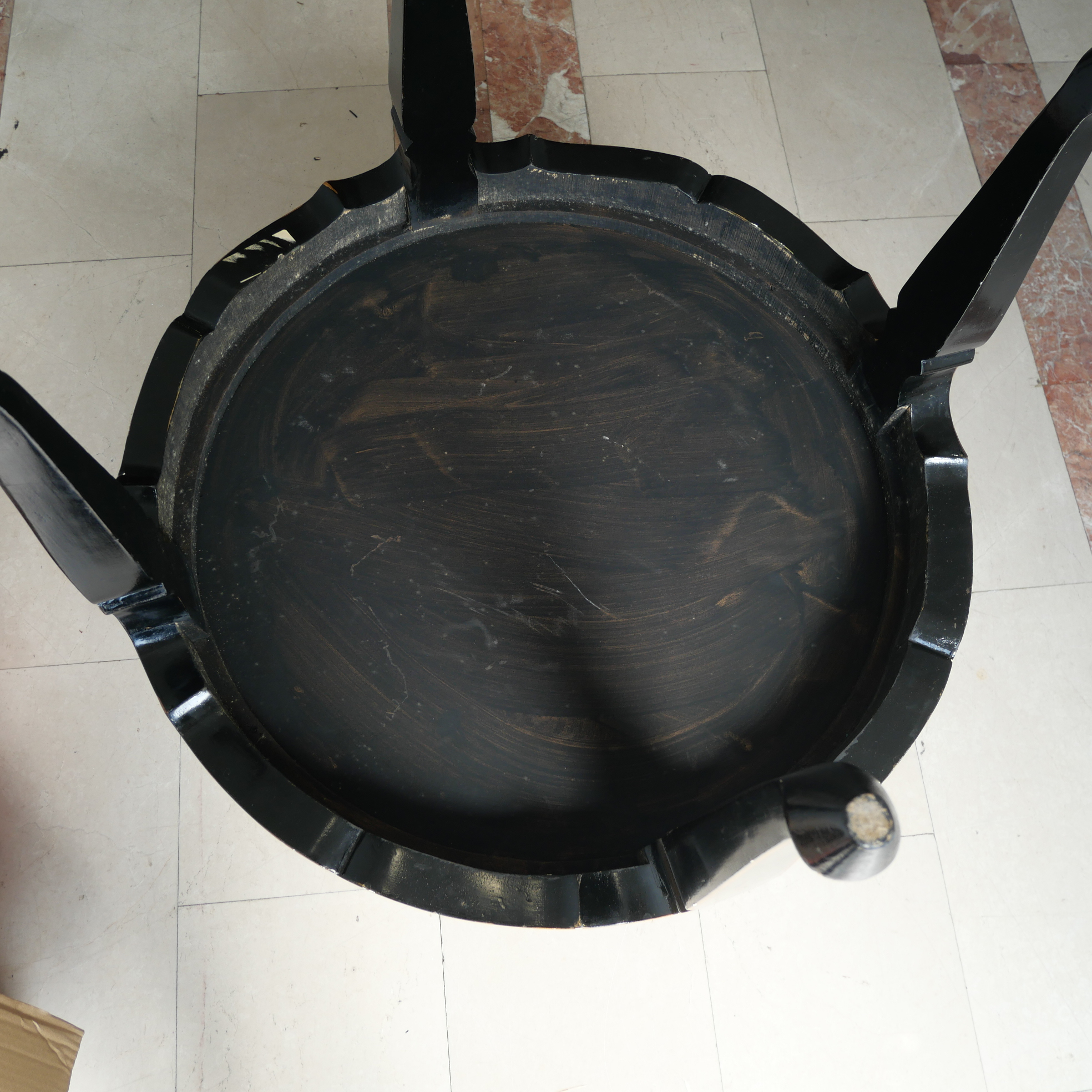 Voir photo 6 de Table basse gigogne ronde d'inspiration asiatique en bois laqué noir Table basse gigogne ronde d'inspiration asiatique en bois laqué noir Bon état reconditionné photo 6