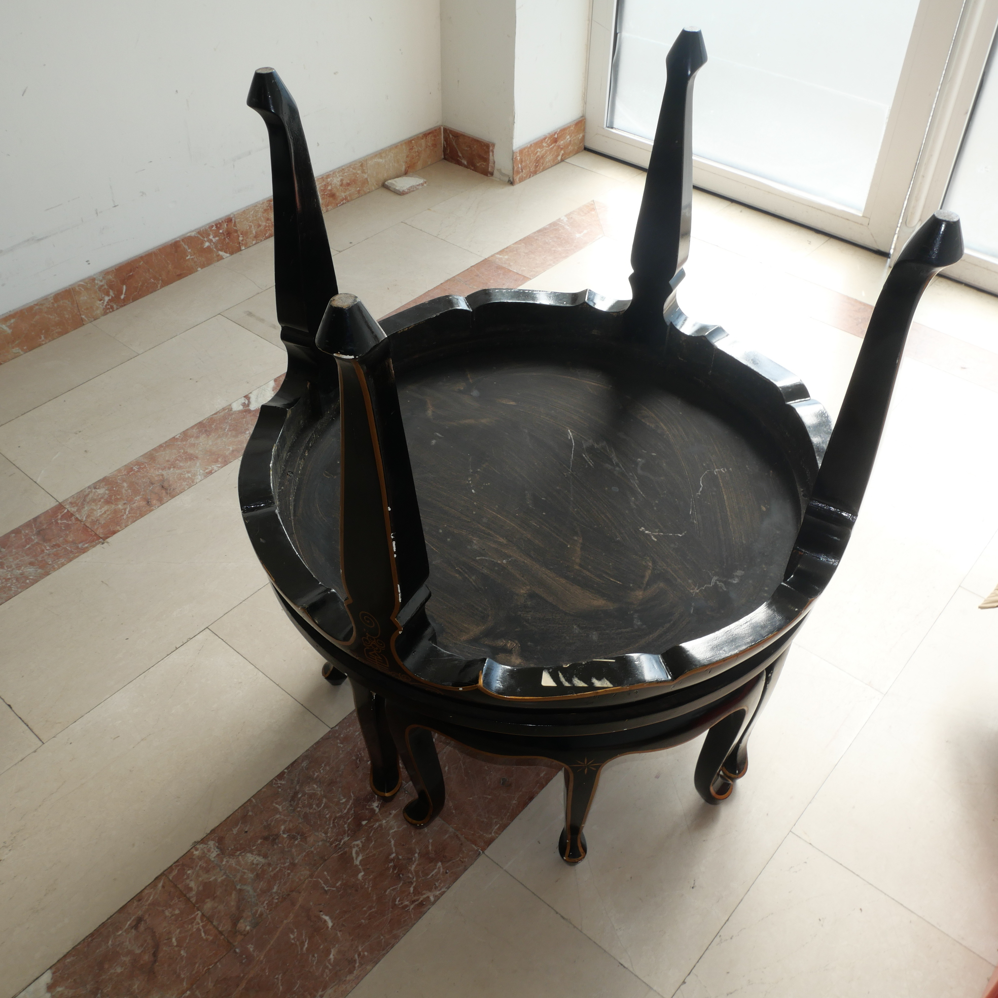 Voir photo 7 de Table basse gigogne ronde d'inspiration asiatique en bois laqué noir Table basse gigogne ronde d'inspiration asiatique en bois laqué noir Bon état reconditionné photo 7