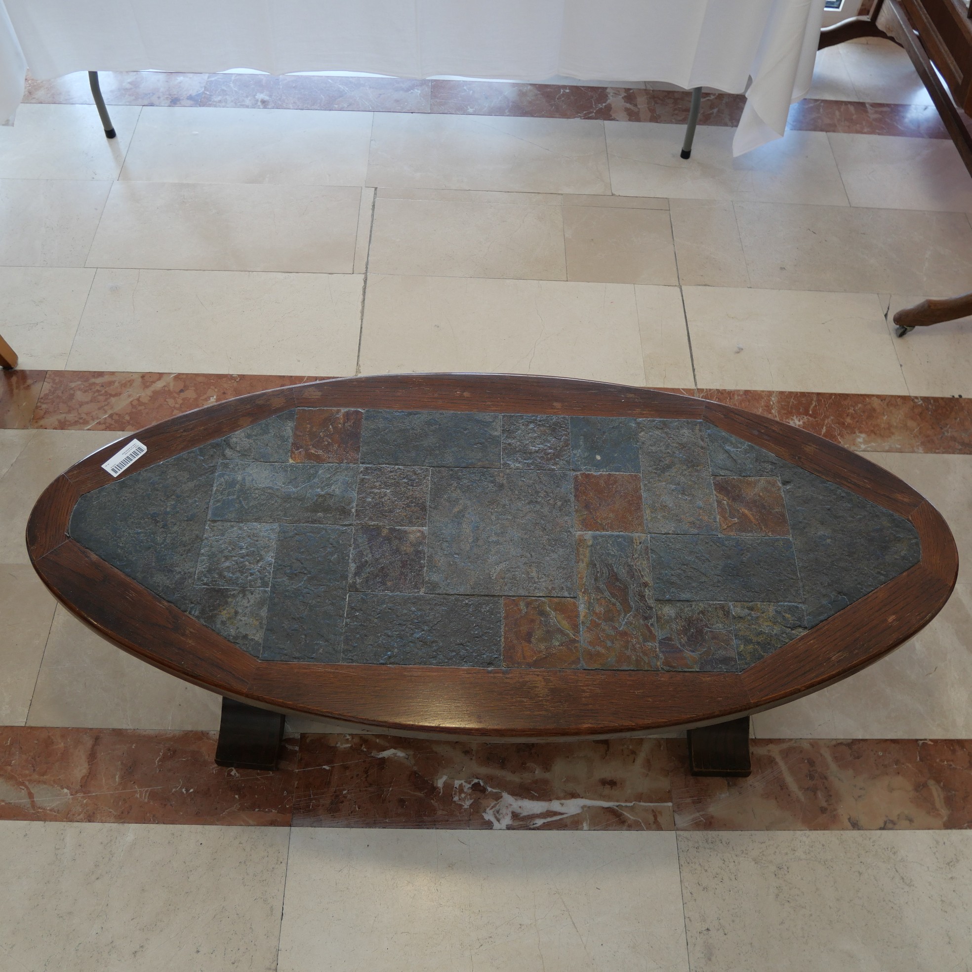 Voir photo 2 de Table basse ovale en bois et mosaïque d'ardoise / pierre Table basse ovale en bois et mosaïque d'ardoise / pierre Bon état reconditionné photo 2