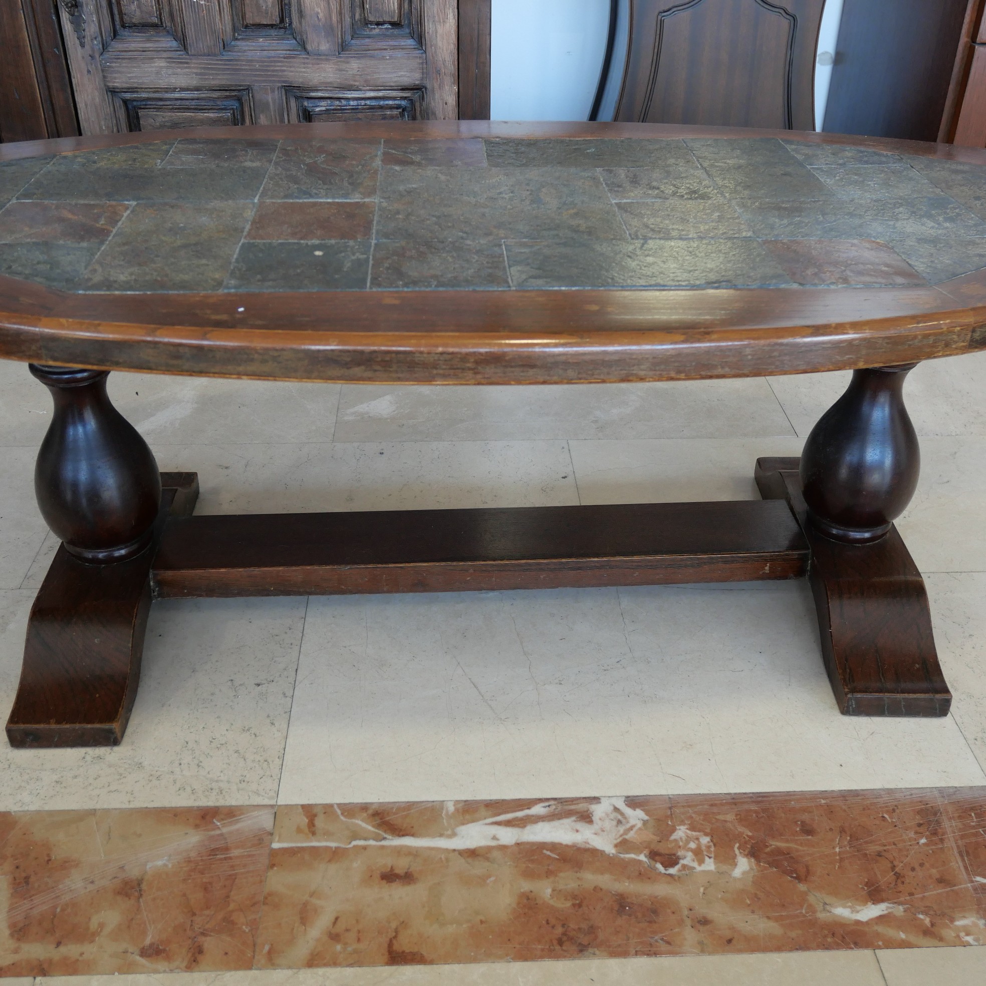 Voir photo 3 de Table basse ovale en bois et mosaïque d'ardoise / pierre Table basse ovale en bois et mosaïque d'ardoise / pierre Bon état reconditionné photo 3