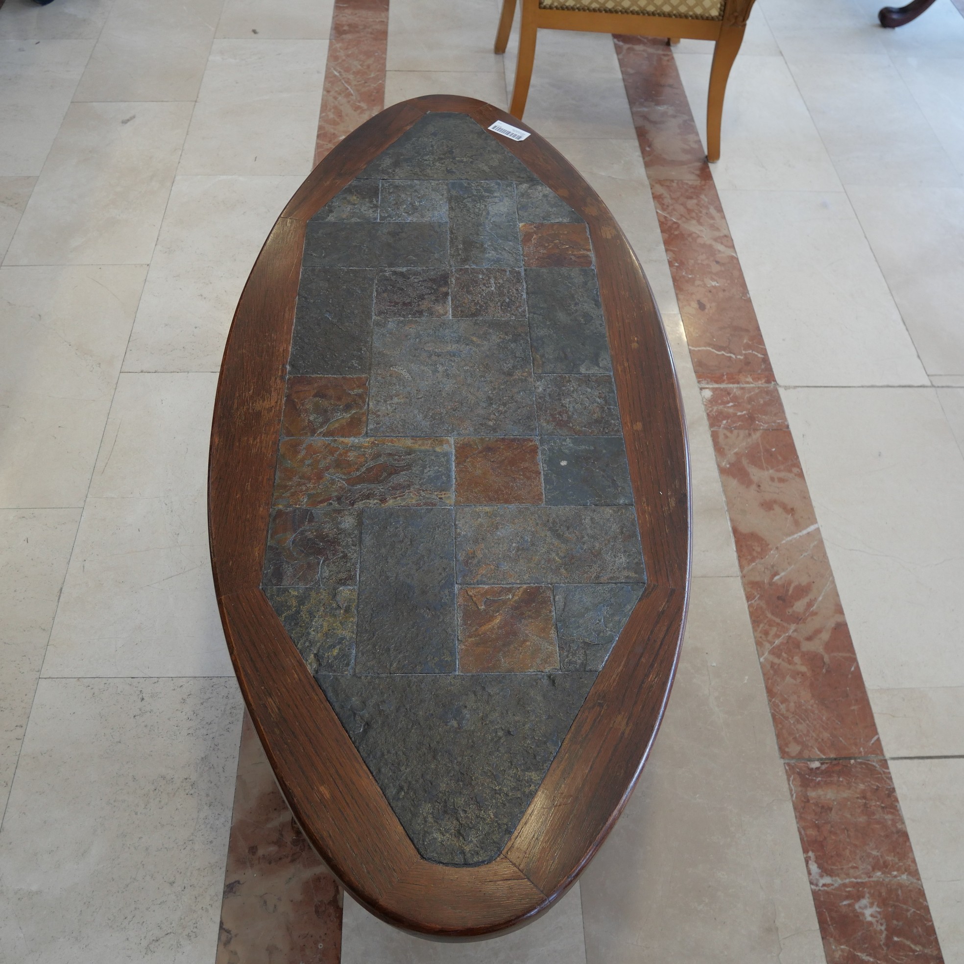 Voir photo 4 de Table basse ovale en bois et mosaïque d'ardoise / pierre Table basse ovale en bois et mosaïque d'ardoise / pierre Bon état reconditionné photo 4