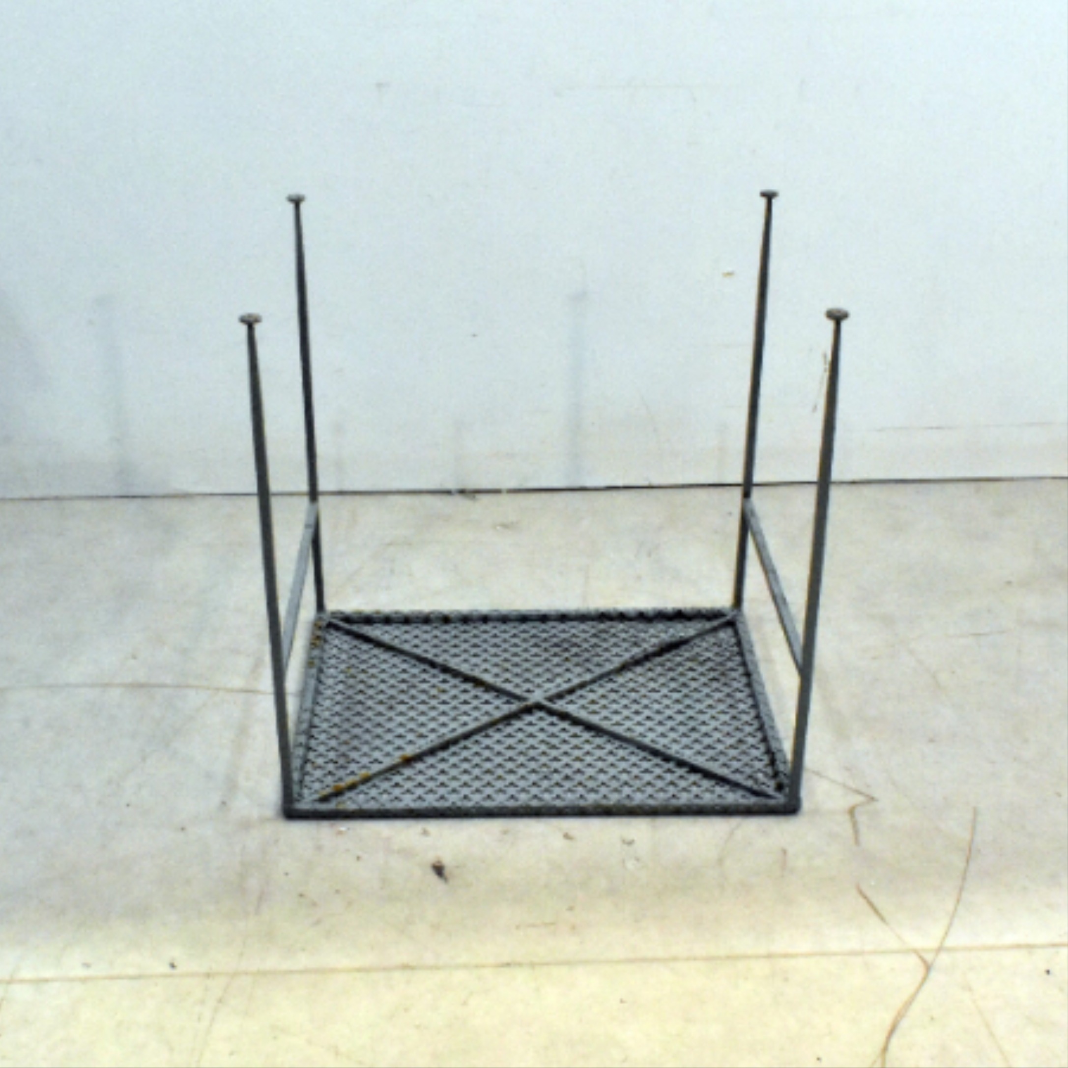 Voir photo 14 de Table d'Appoint - Tôle Perforée - Esprit Mathieu Mategot Table d'Appoint - Tôle Perforée - Esprit Mathieu Mategot Bon état reconditionné photo 14
