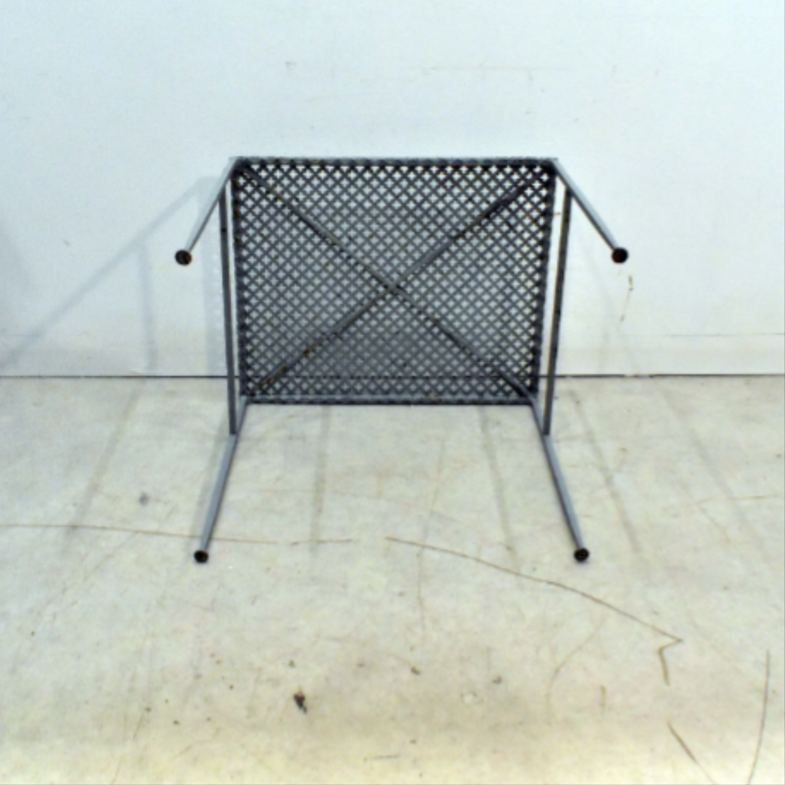 Voir photo 9 de Table d'Appoint - Tôle Perforée - Esprit Mathieu Mategot Table d'Appoint - Tôle Perforée - Esprit Mathieu Mategot Bon état reconditionné photo 9