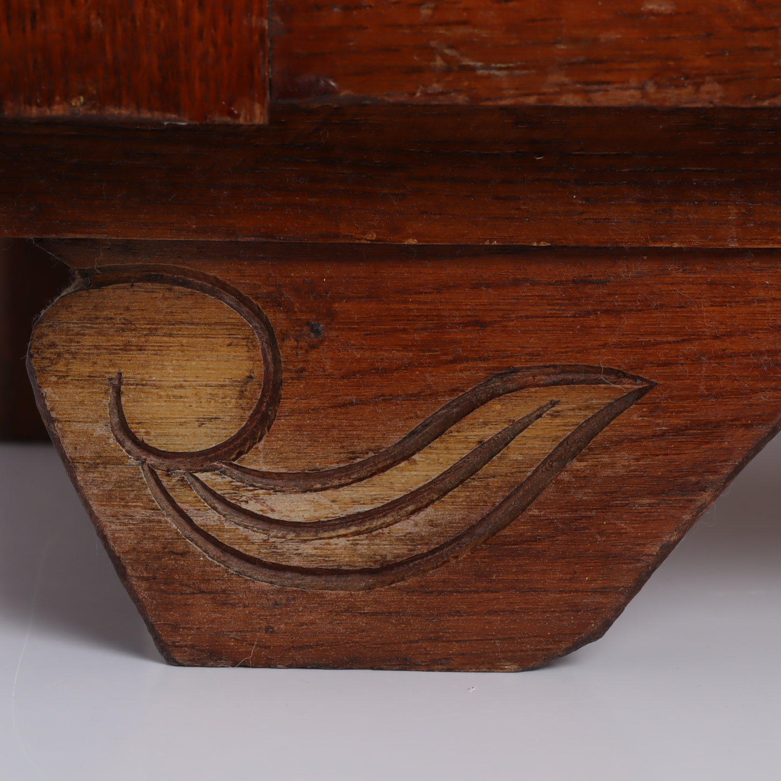 Voir photo 10 de Table de chevet ancienne en bois massif sculpté Table de chevet ancienne en bois massif sculpté Bon état reconditionné photo 10