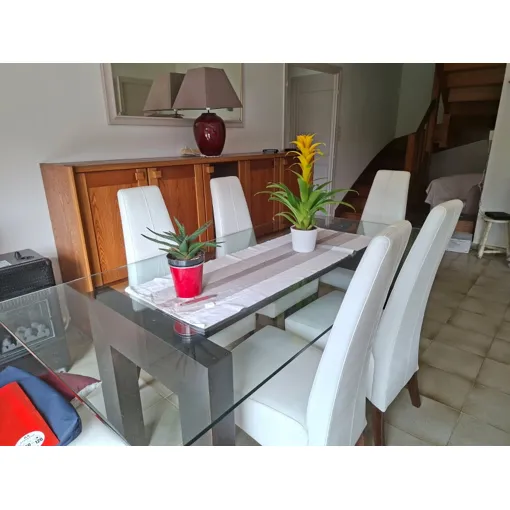 Table de salle à manger en verre et 6 chaises en cuir blanc occasion reconditionné disponible sur Rakuten