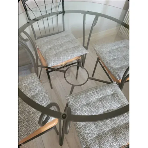 Table de salle à manger ronde avec plateau verre de 110 cm et pieds fer forgé, avec 4 chaises marron acier, le tout dans un style contemporain design. Pour info, à venir récupérer sur place. Bon état reconditionné disponible sur Rakuten