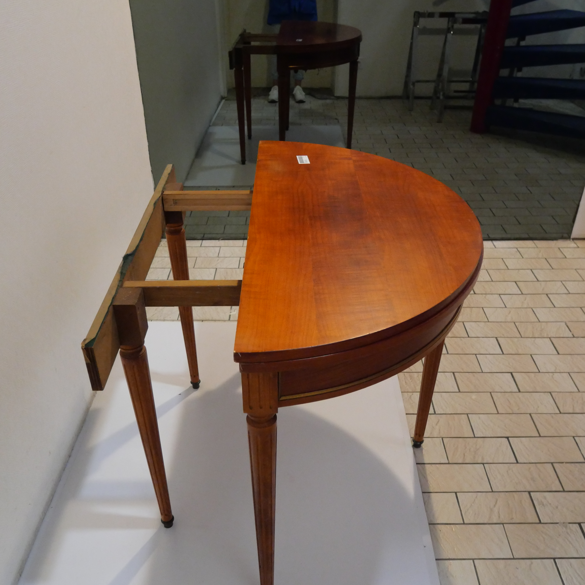 Voir photo 4 de Table demi-lune style Louis XVI transformable en table ronde Table demi-lune style Louis XVI transformable en table ronde Bon état reconditionné photo 4