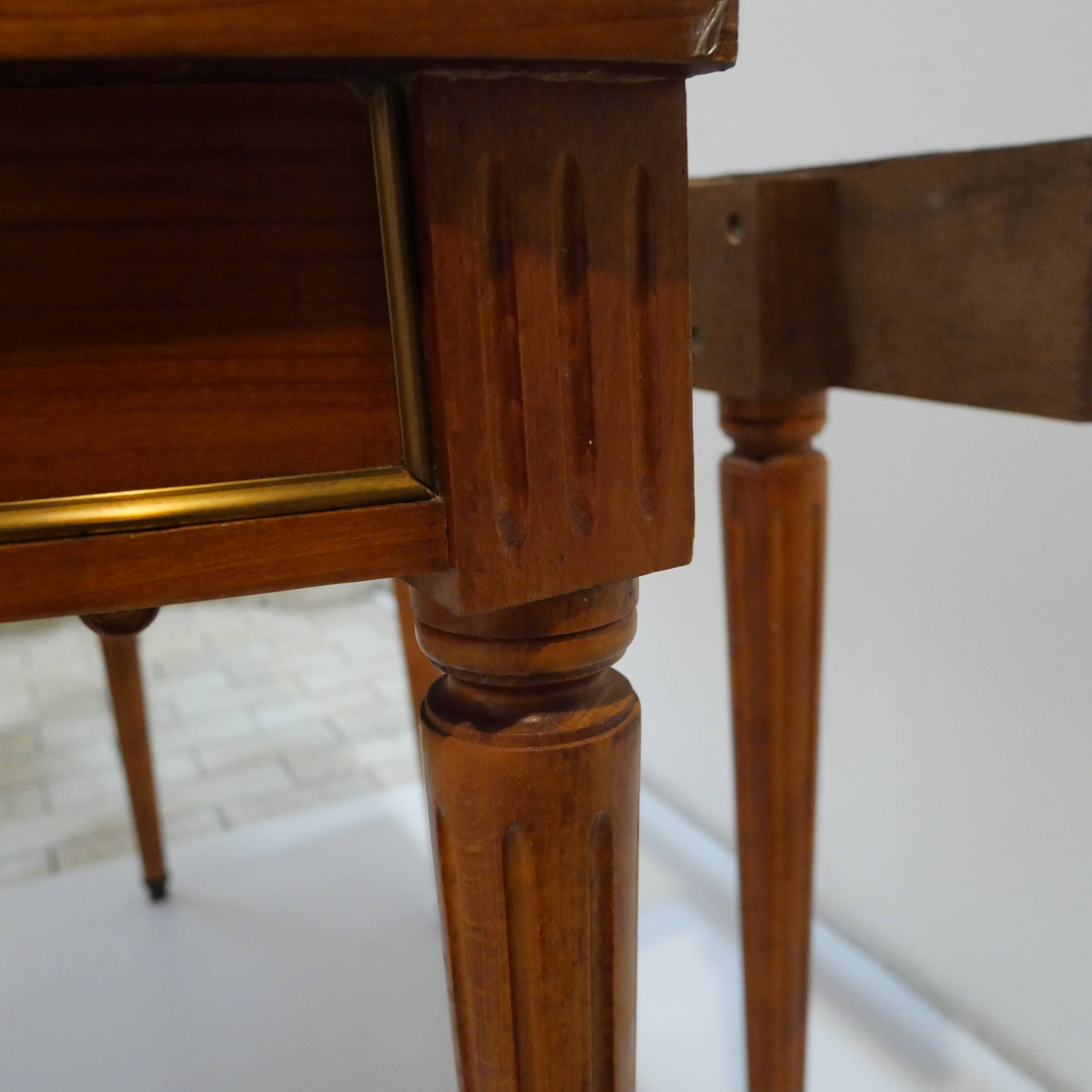 Voir photo 7 de Table demi-lune style Louis XVI transformable en table ronde Table demi-lune style Louis XVI transformable en table ronde Bon état reconditionné photo 7
