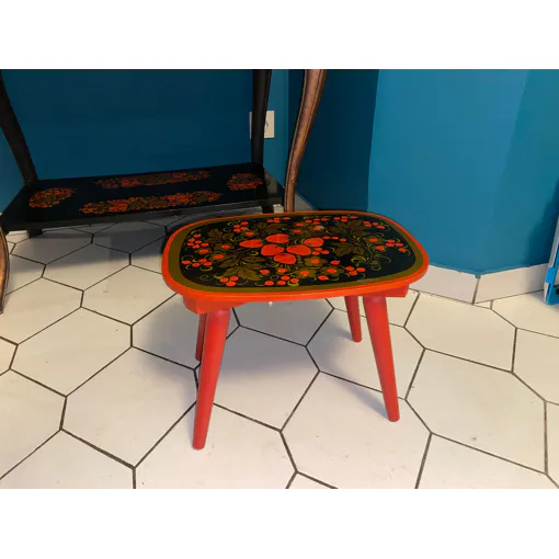 Table en bois pour chevet ou petite table d'appoint décorée style biélorusse pour un exotisme chaleureux Bon état reconditionné disponible sur Rakuten