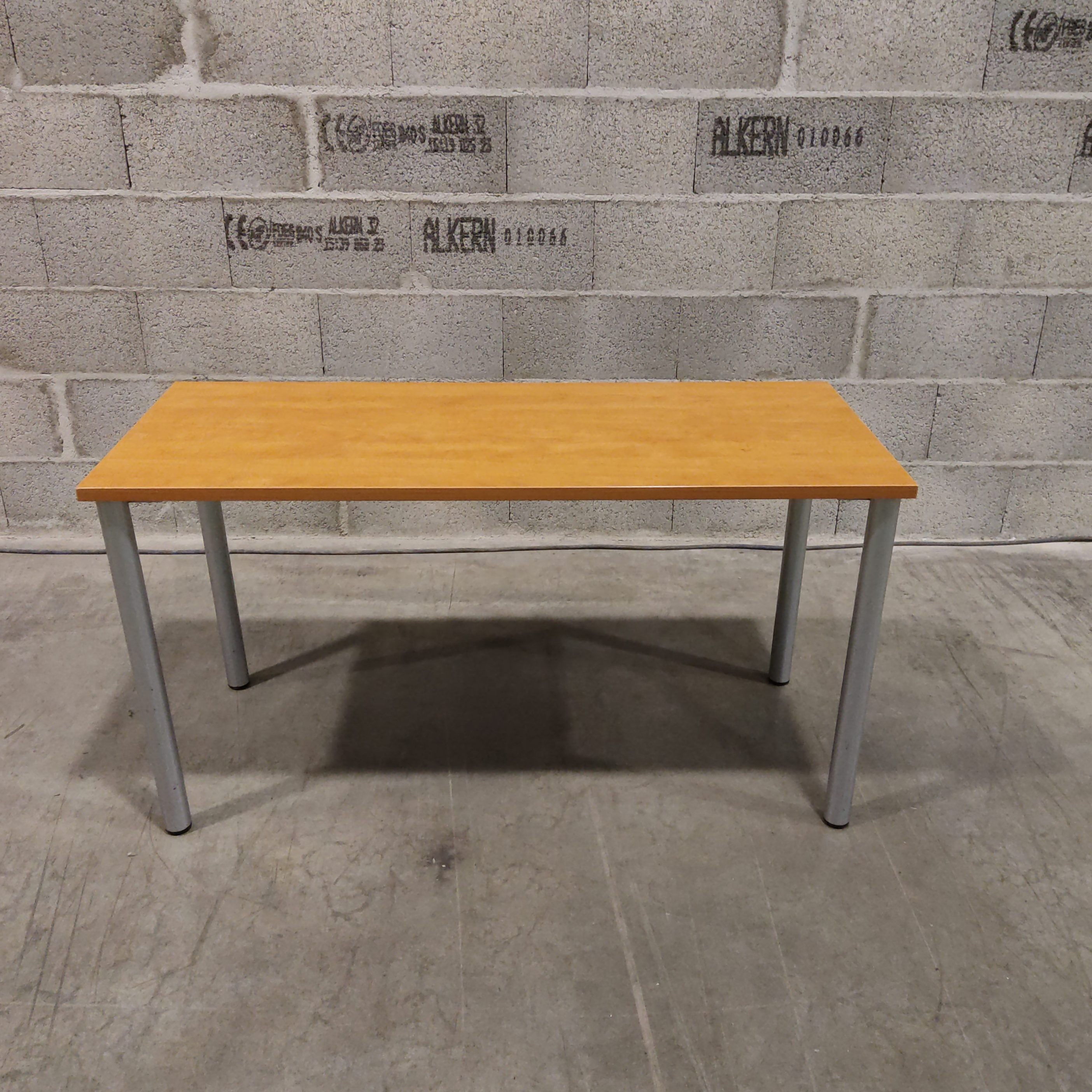 Table rectangulaire 140 cm Bon état - alternatives disponibles sur Dero Table rectangulaire 140 cm Bon état reconditionné (offre indisponible)