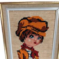 Voir photo 2 de Tableau brodé point de croix – enfant casquette orange – cadre doré vintage 52 x 22 cm Tableau brodé point de croix – enfant casquette orange – cadre doré vintage 52 x 22 cm reconditionné photo 2