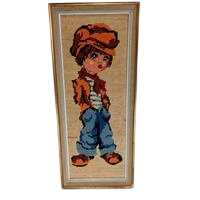 Tableau brodé point de croix – enfant casquette orange – cadre doré vintage 52 x 22 cm - 15,00 € Tableau brodé point de croix – enfant casquette orange – cadre doré vintage 52 x 22 cm reconditionné disponible sur Label Emmaüs