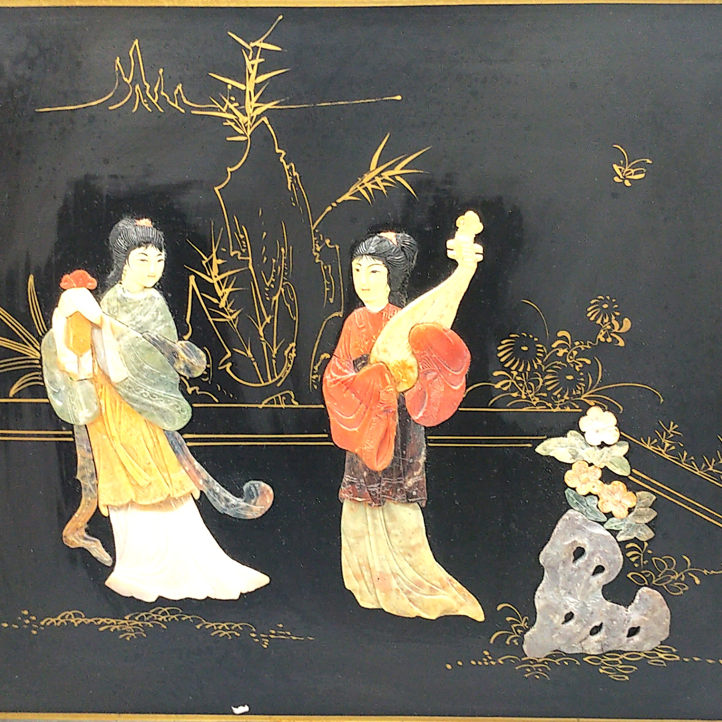 Voir photo 2 de Tableau Chinois en relief, décor de musiciennes sur panneau de bois laqué noir. Tableau Chinois en relief, décor de musiciennes sur panneau de bois laqué noir. Bon état reconditionné photo 2