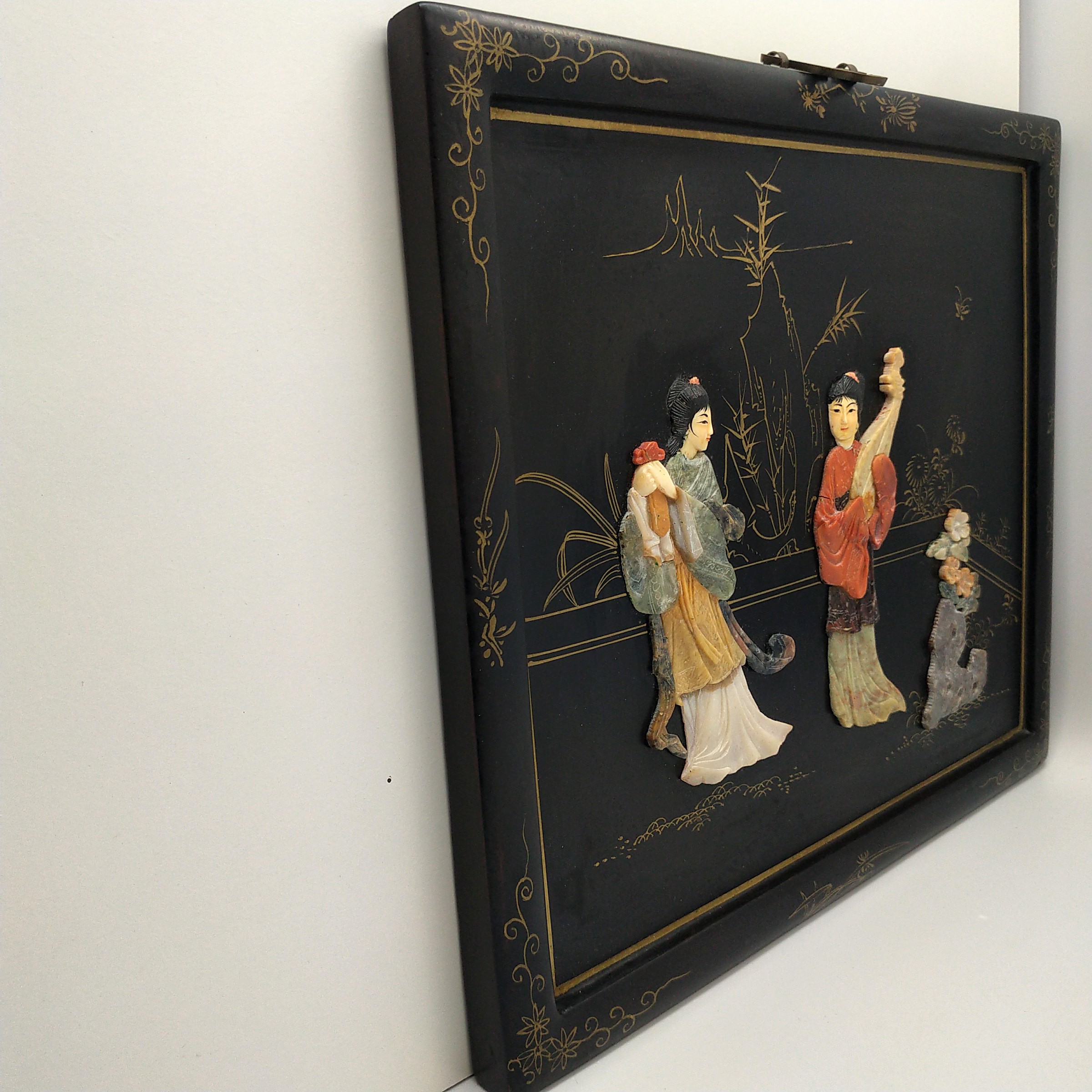 Voir photo 4 de Tableau Chinois en relief, décor de musiciennes sur panneau de bois laqué noir. Tableau Chinois en relief, décor de musiciennes sur panneau de bois laqué noir. Bon état reconditionné photo 4
