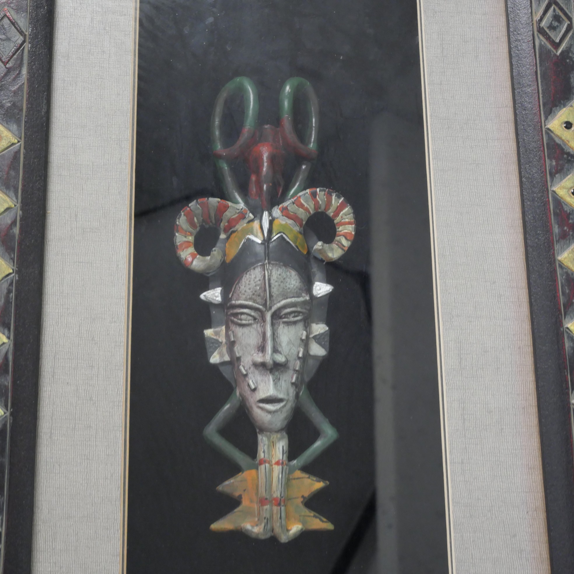 Voir photo 3 de Tableau d'Art Masque Africain Tribal sous Verre et son cadre sculpté Tableau d'Art Masque Africain Tribal sous Verre et son cadre sculpté Bon état reconditionné photo 3