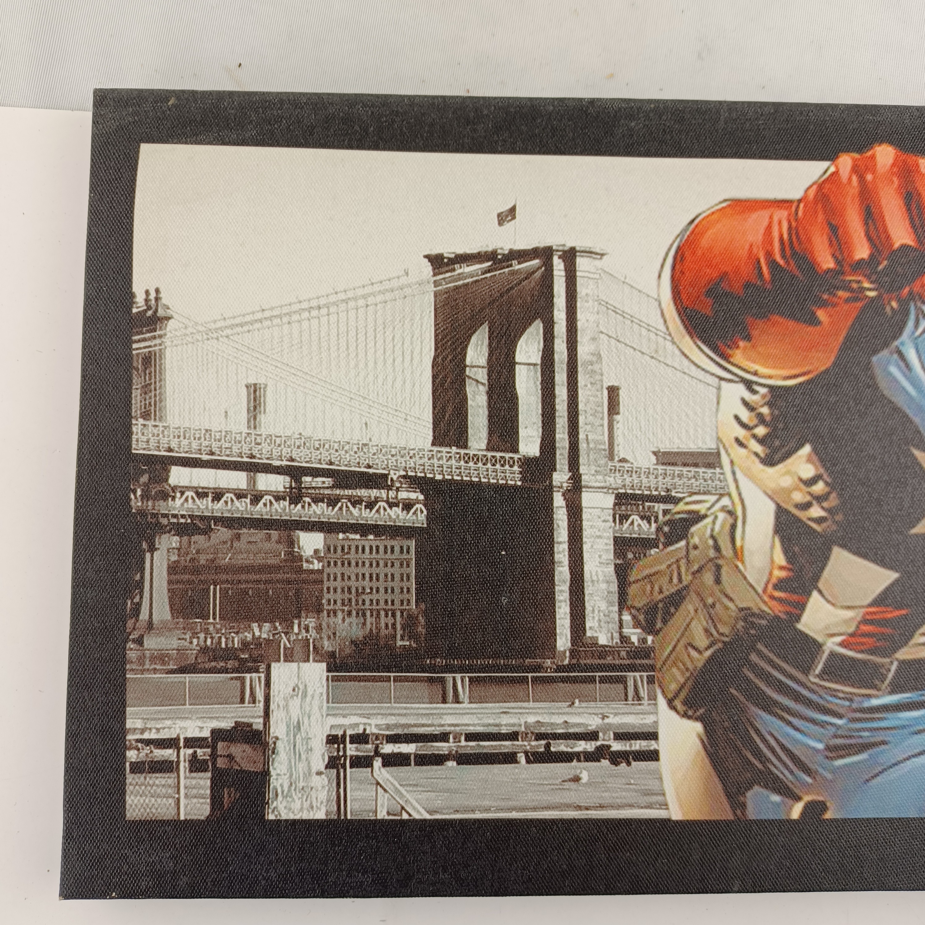 Voir photo 2 de Tableau de Captain America sur fond de New York de 24x36, toile sur cadre en bois Tableau de Captain America sur fond de New York de 24x36, toile sur cadre en bois Très bon état reconditionné photo 2