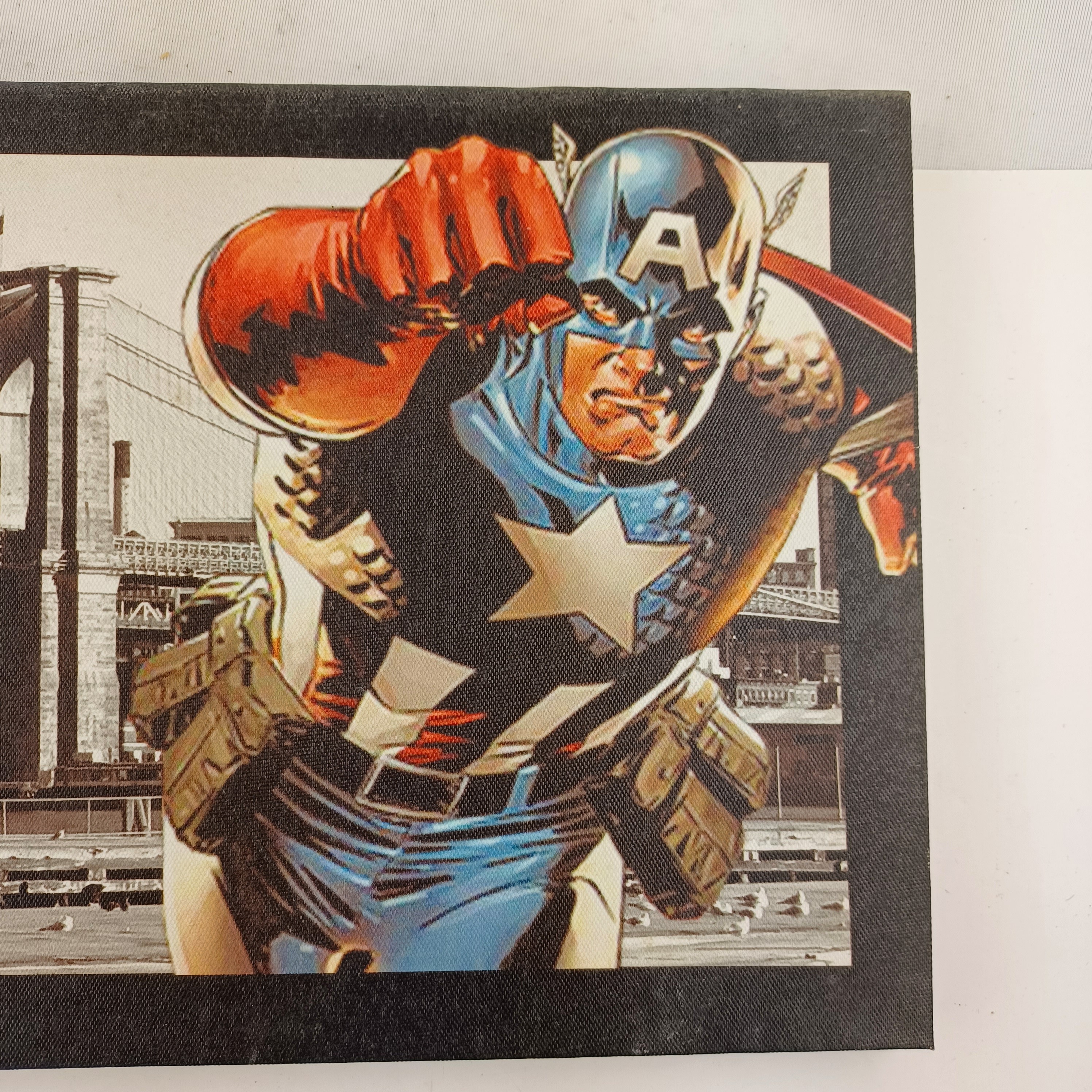 Voir photo 3 de Tableau de Captain America sur fond de New York de 24x36, toile sur cadre en bois Tableau de Captain America sur fond de New York de 24x36, toile sur cadre en bois Très bon état reconditionné photo 3