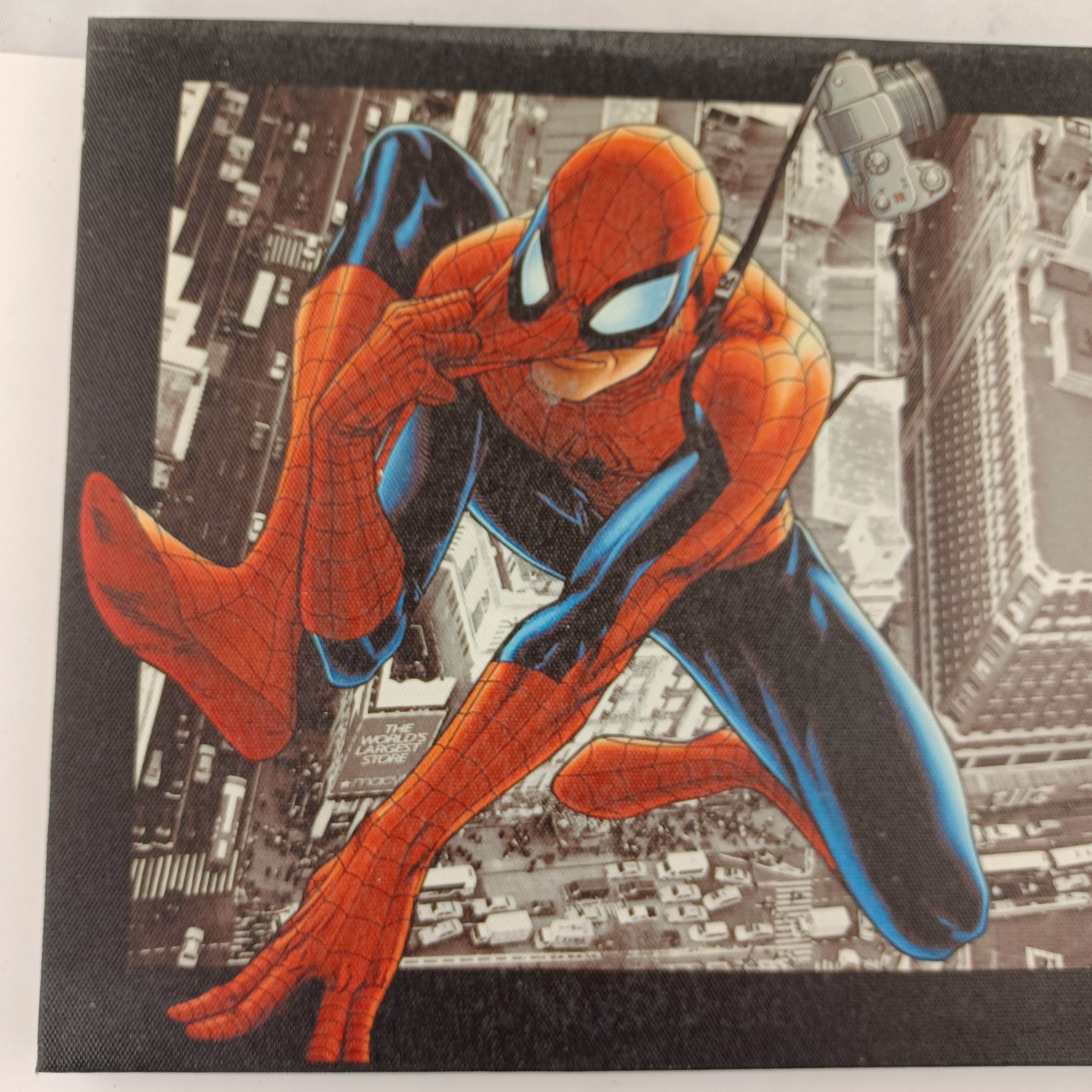 Voir photo 2 de Tableau de Spiderman sur fond de New York de 24x36, toile sur cadre en bois Tableau de Spiderman sur fond de New York de 24x36, toile sur cadre en bois Très bon état reconditionné photo 2
