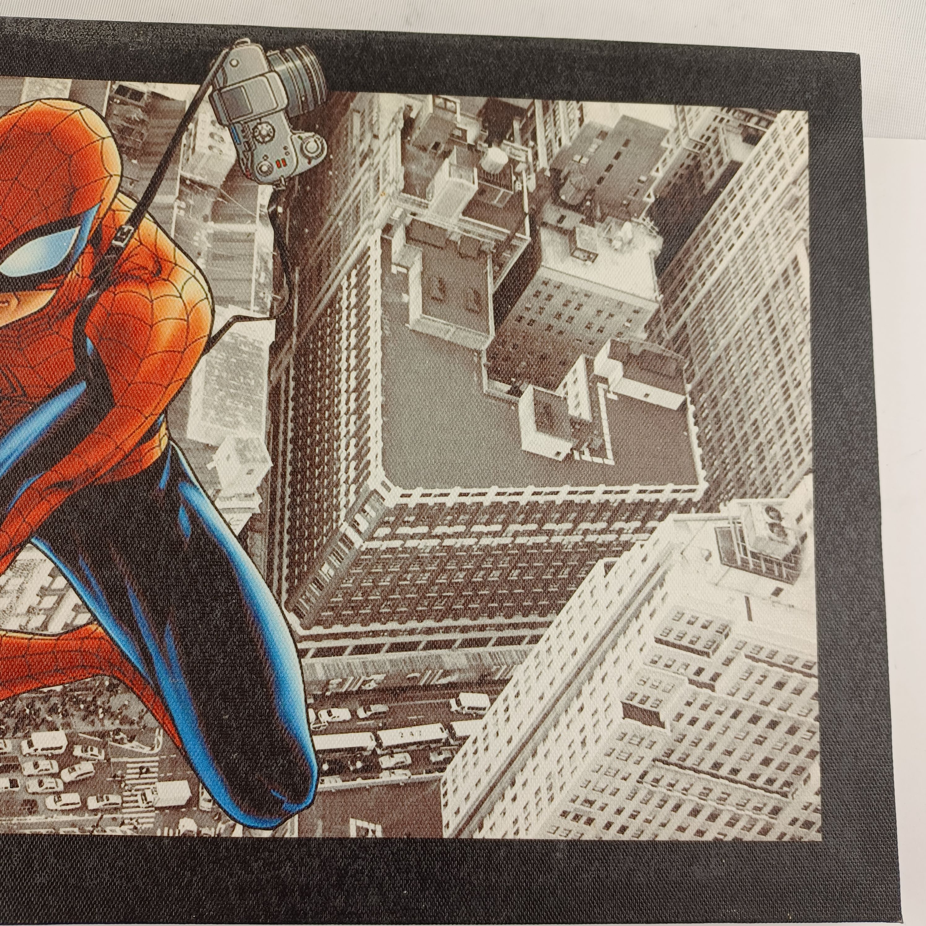 Voir photo 3 de Tableau de Spiderman sur fond de New York de 24x36, toile sur cadre en bois Tableau de Spiderman sur fond de New York de 24x36, toile sur cadre en bois Très bon état reconditionné photo 3