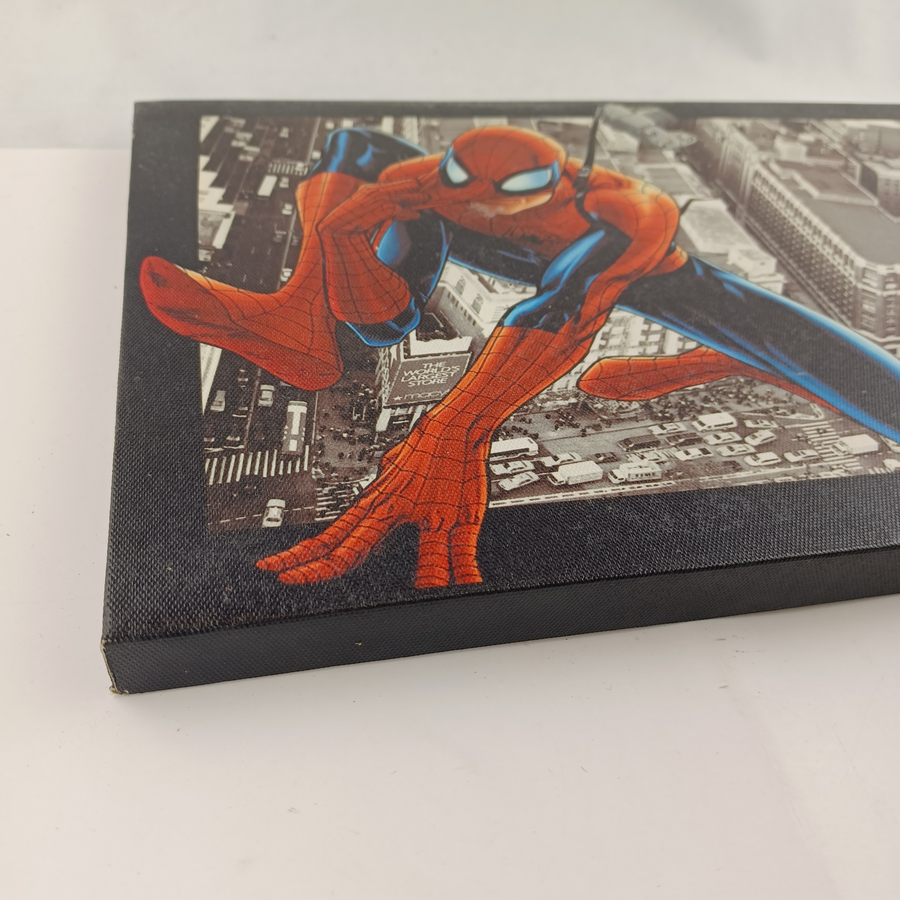 Voir photo 4 de Tableau de Spiderman sur fond de New York de 24x36, toile sur cadre en bois Tableau de Spiderman sur fond de New York de 24x36, toile sur cadre en bois Très bon état reconditionné photo 4