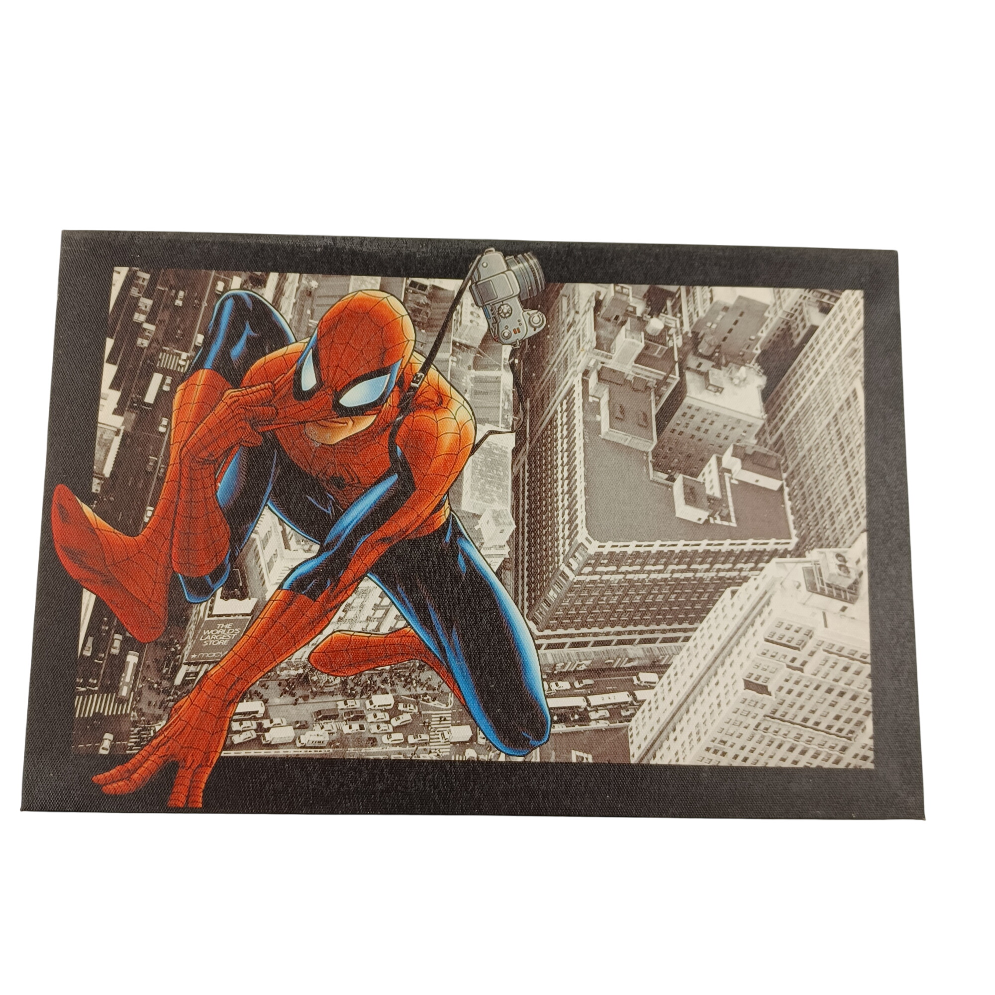 Acheter Tableau de Spiderman sur fond de New York de 24x36, toile sur cadre en bois Très bon état - 17,00 € Tableau de Spiderman sur fond de New York de 24x36, toile sur cadre en bois Très bon état reconditionné disponible sur Label Emmaüs