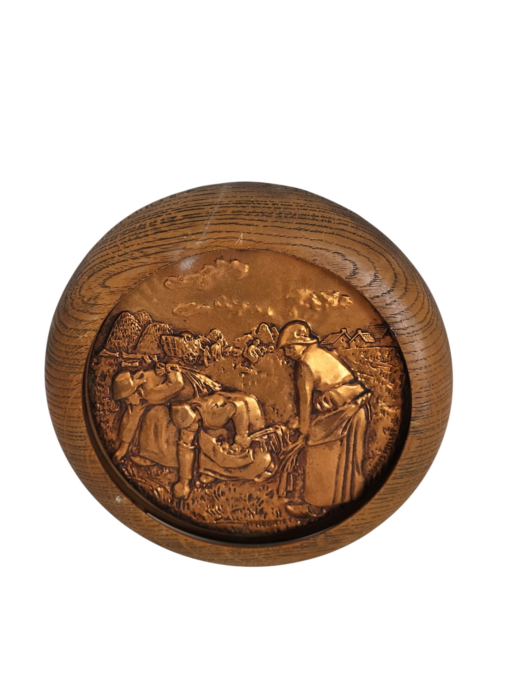 Tableau en cuivre et en Bois signé R. Rabatet État correct - 10,00 € Tableau en cuivre et en Bois signé R. Rabatet État correct reconditionné disponible sur Label Emmaüs