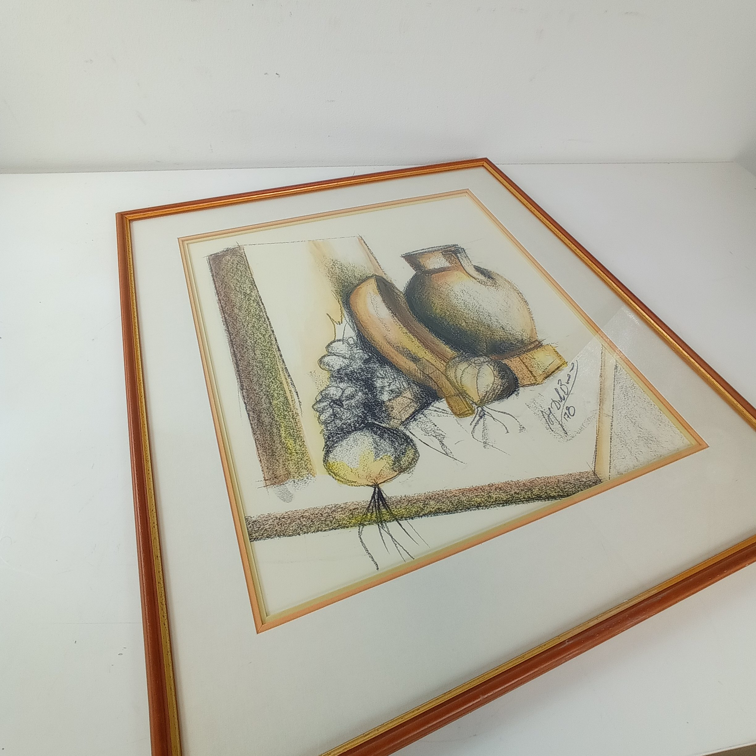 Voir photo 2 de Tableau nature morte au fusain et crayons de couleur signé Del Buono Tableau nature morte au fusain et crayons de couleur signé Del Buono Très bon état reconditionné photo 2