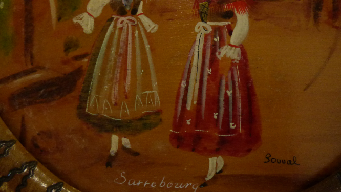 Voir photo 13 de Tableau rond signé "Souval" en bois peinte - mention "Sarrebourg" Tableau rond signé "Souval" en bois peinte - mention "Sarrebourg" reconditionné photo 13