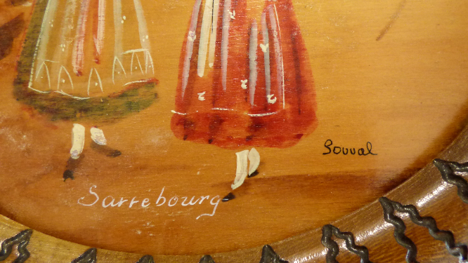 Voir photo 9 de Tableau rond signé "Souval" en bois peinte - mention "Sarrebourg" Tableau rond signé "Souval" en bois peinte - mention "Sarrebourg" reconditionné photo 9