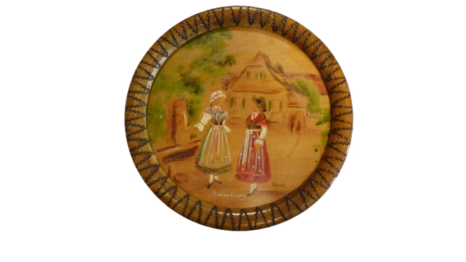 Acheter Tableau rond signé "Souval" en bois peinte - mention "Sarrebourg" - 10,00 € Tableau rond signé "Souval" en bois peinte - mention "Sarrebourg" reconditionné disponible sur Label Emmaüs