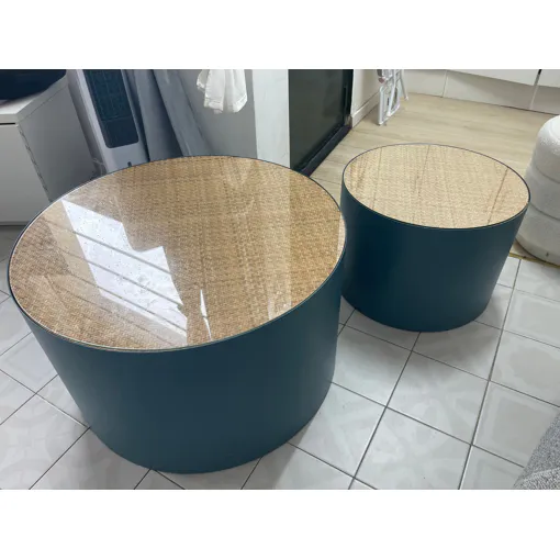 Tables basses bleu avec une surface en verre recouvrant de rotin et rosier. Bon état reconditionné disponible sur Rakuten