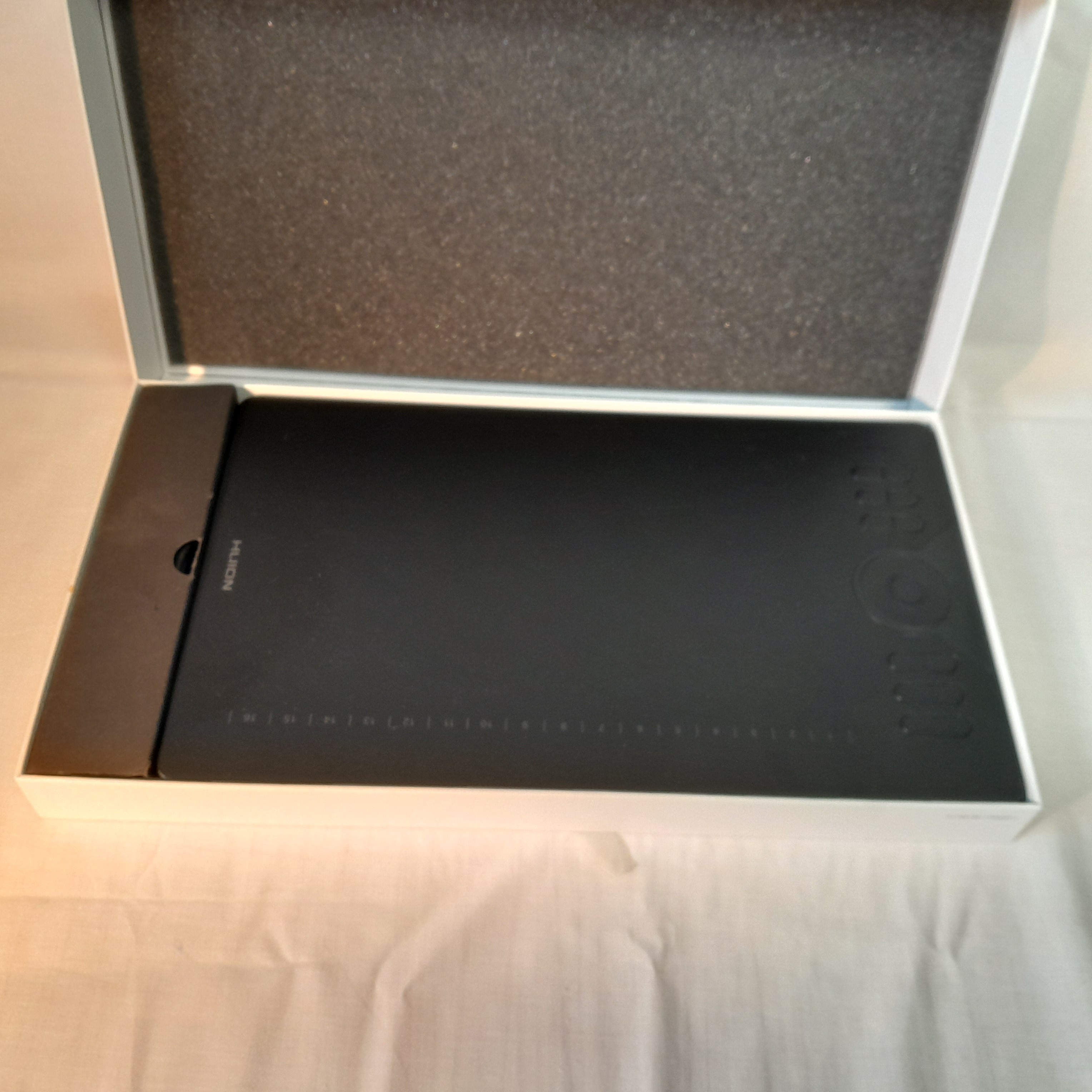 Voir photo 2 de Tablette Graphique Huion HS610 - Très bon état - Idéale Dessin & Retouche | Dero Tablette Graphique Huion HS610 - Très bon état - Idéale Dessin & Retouche Très bon état reconditionné photo 2 | Dero