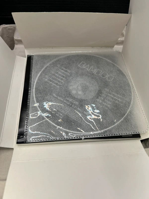 Voir photo 8 de Tablette graphique Wacom Bamboo MTE-450A avec boîte et CD d’installation Tablette graphique Wacom Bamboo MTE-450A avec boîte et CD d’installation État correct reconditionné photo 8