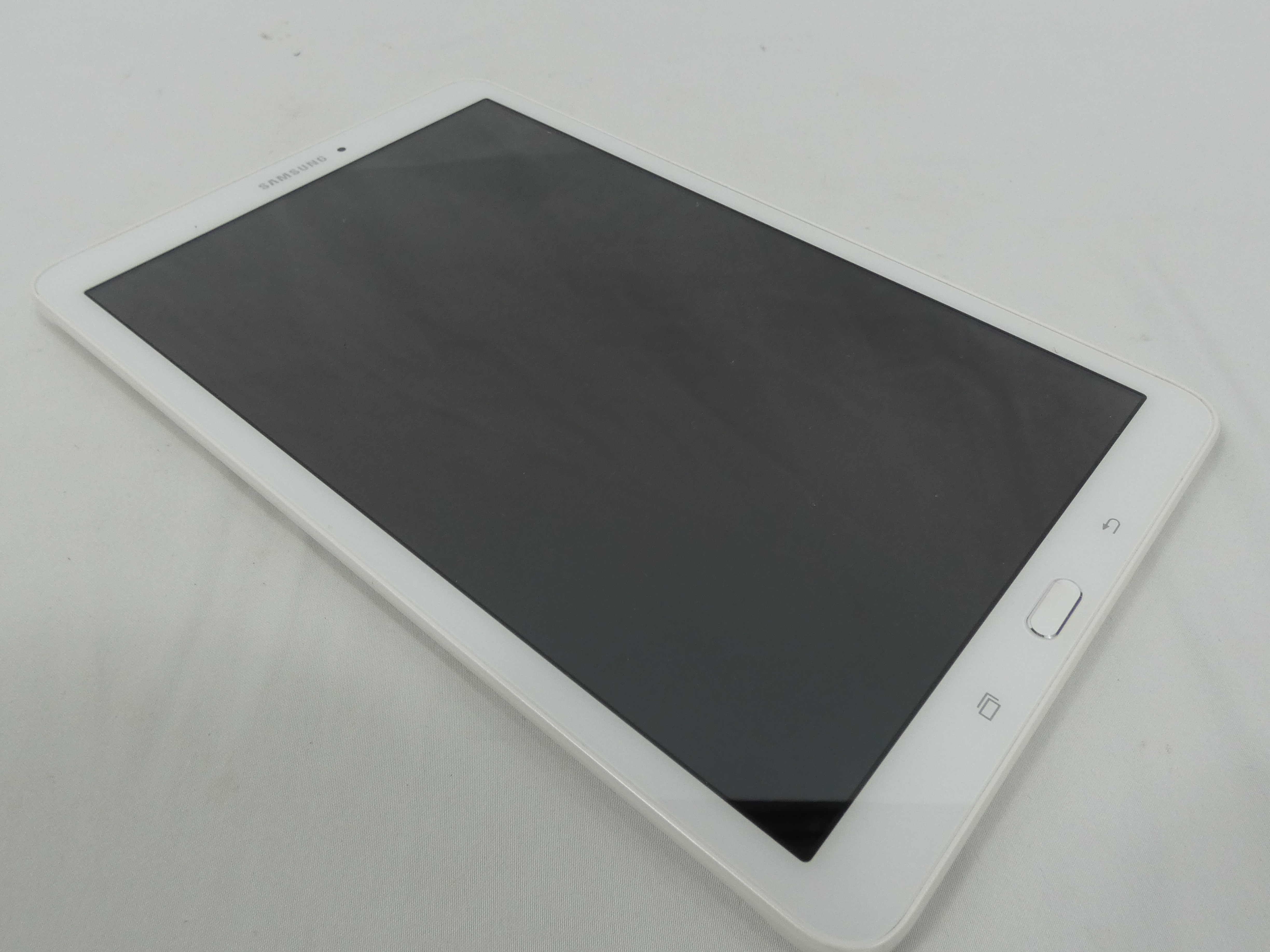 Voir photo 6 de Tablette SAMSUNG GALAXY E modèle SM-T560 de 2015 8 Go Tablette SAMSUNG GALAXY E modèle SM-T560 de 2015 8 Go Très bon état reconditionné photo 6