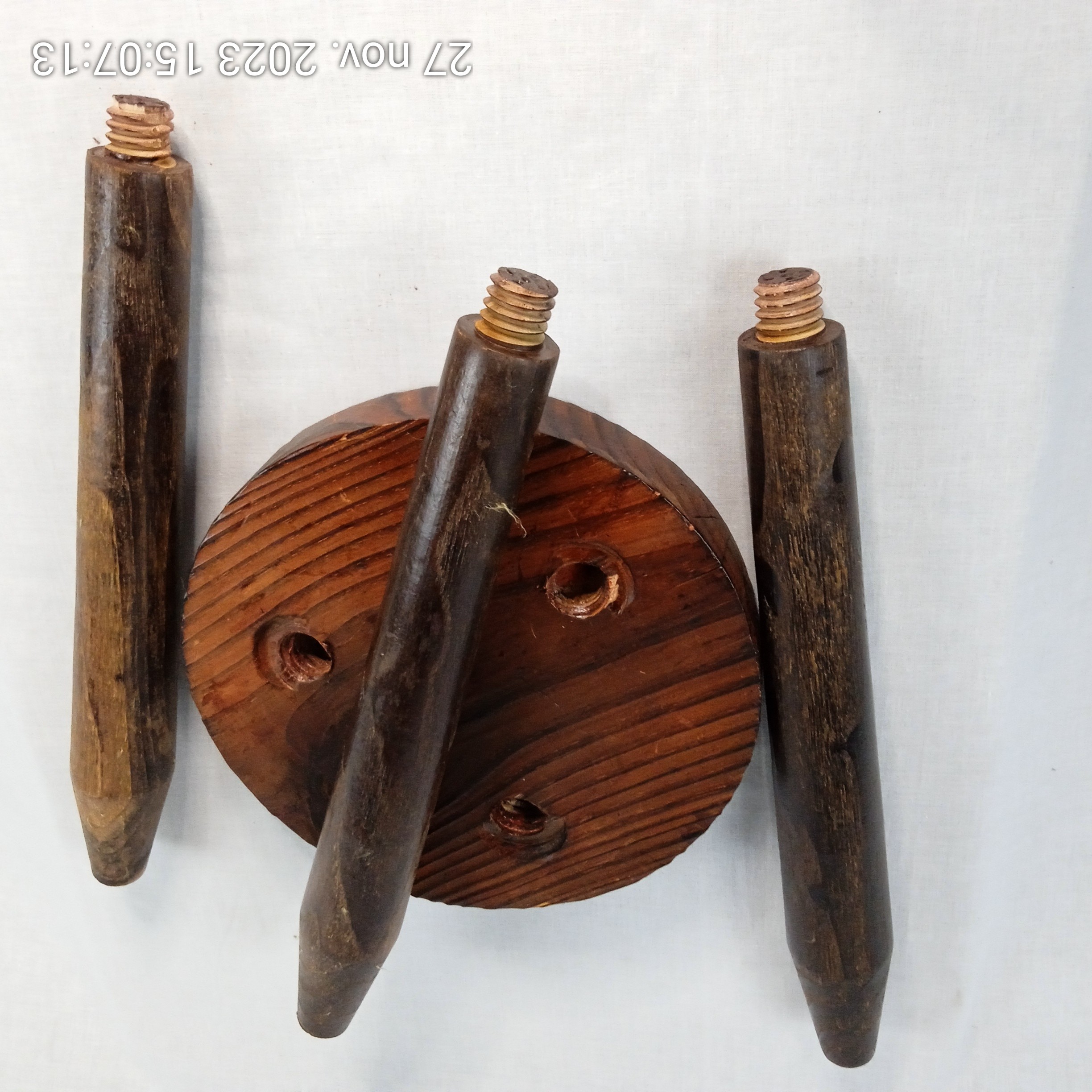 Voir photo 2 de Tabouret vintage à trois pattes dévissent en bois massif Tabouret vintage à trois pattes dévissent en bois massif Bon état reconditionné photo 2