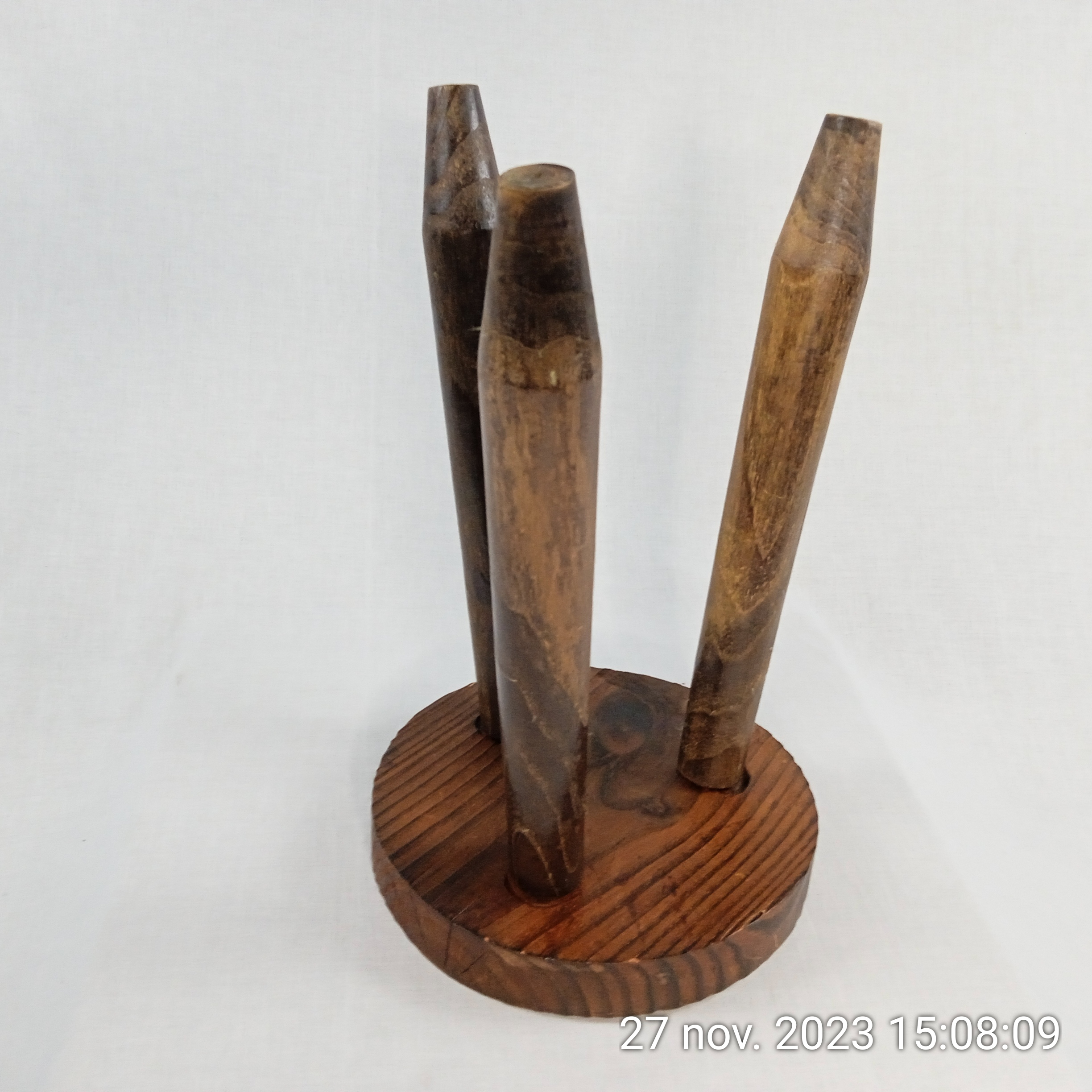 Voir photo 3 de Tabouret vintage à trois pattes dévissent en bois massif Tabouret vintage à trois pattes dévissent en bois massif Bon état reconditionné photo 3
