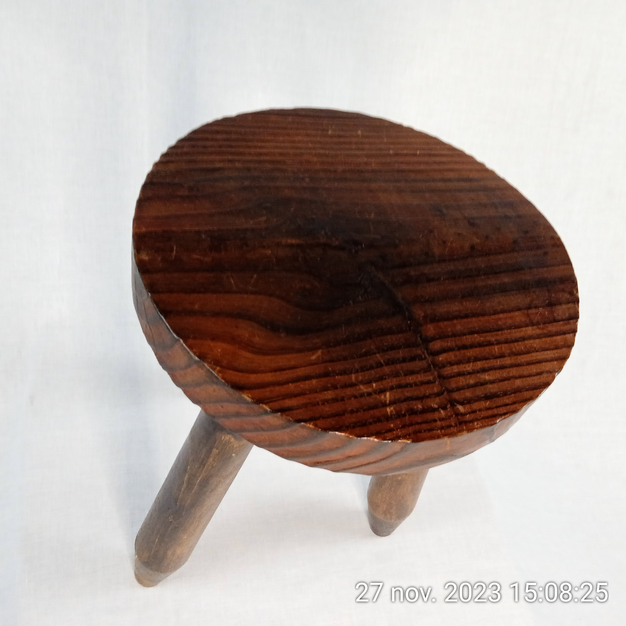 Voir photo 4 de Tabouret vintage à trois pattes dévissent en bois massif Tabouret vintage à trois pattes dévissent en bois massif Bon état reconditionné photo 4