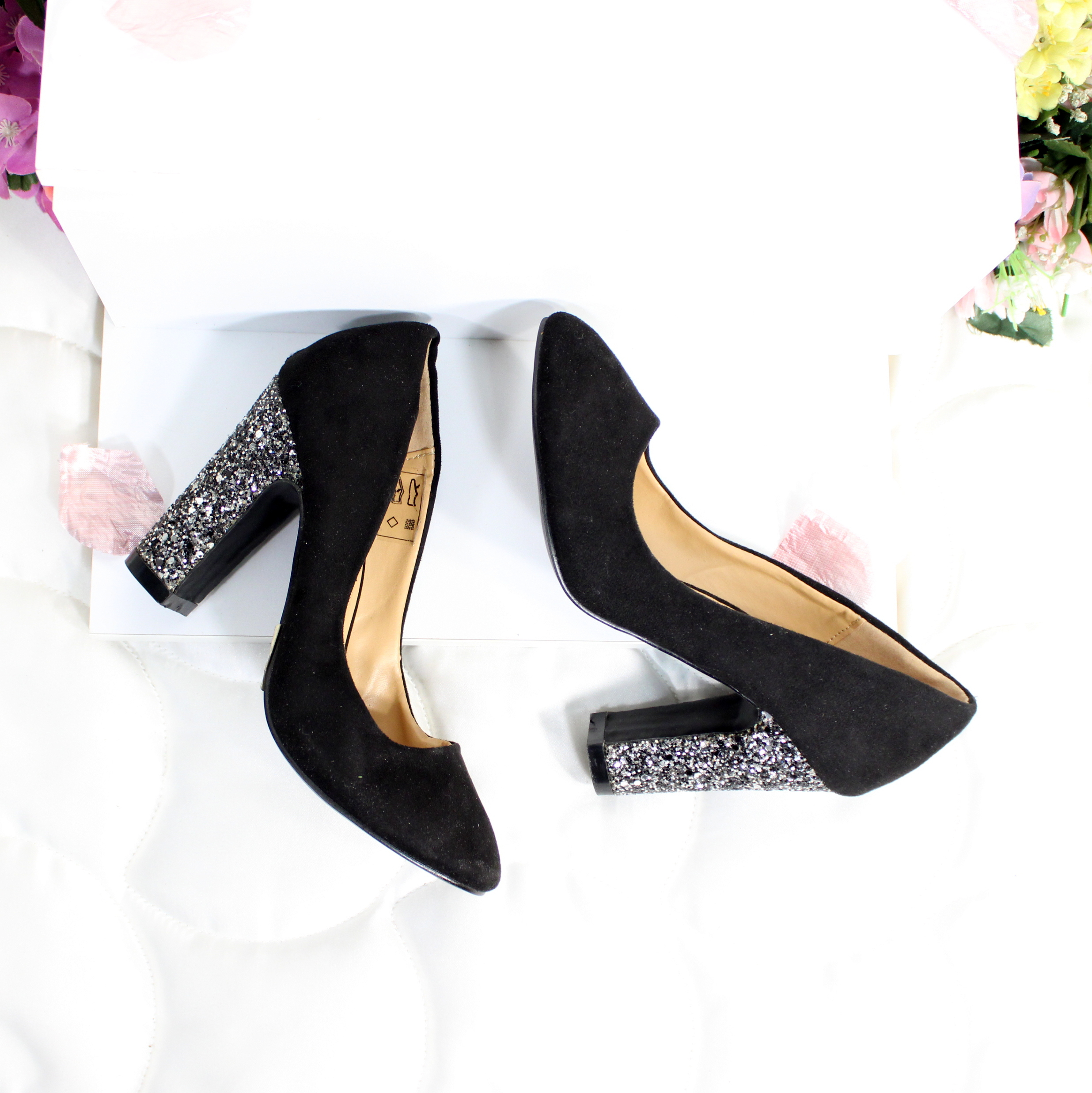 Acheter Talon Femme Suédine Noir Argentée JINA Pointure 35 Bon état - 10,00 € Talon Femme Suédine Noir Argentée JINA Pointure 35 Bon état reconditionné disponible sur Label Emmaüs