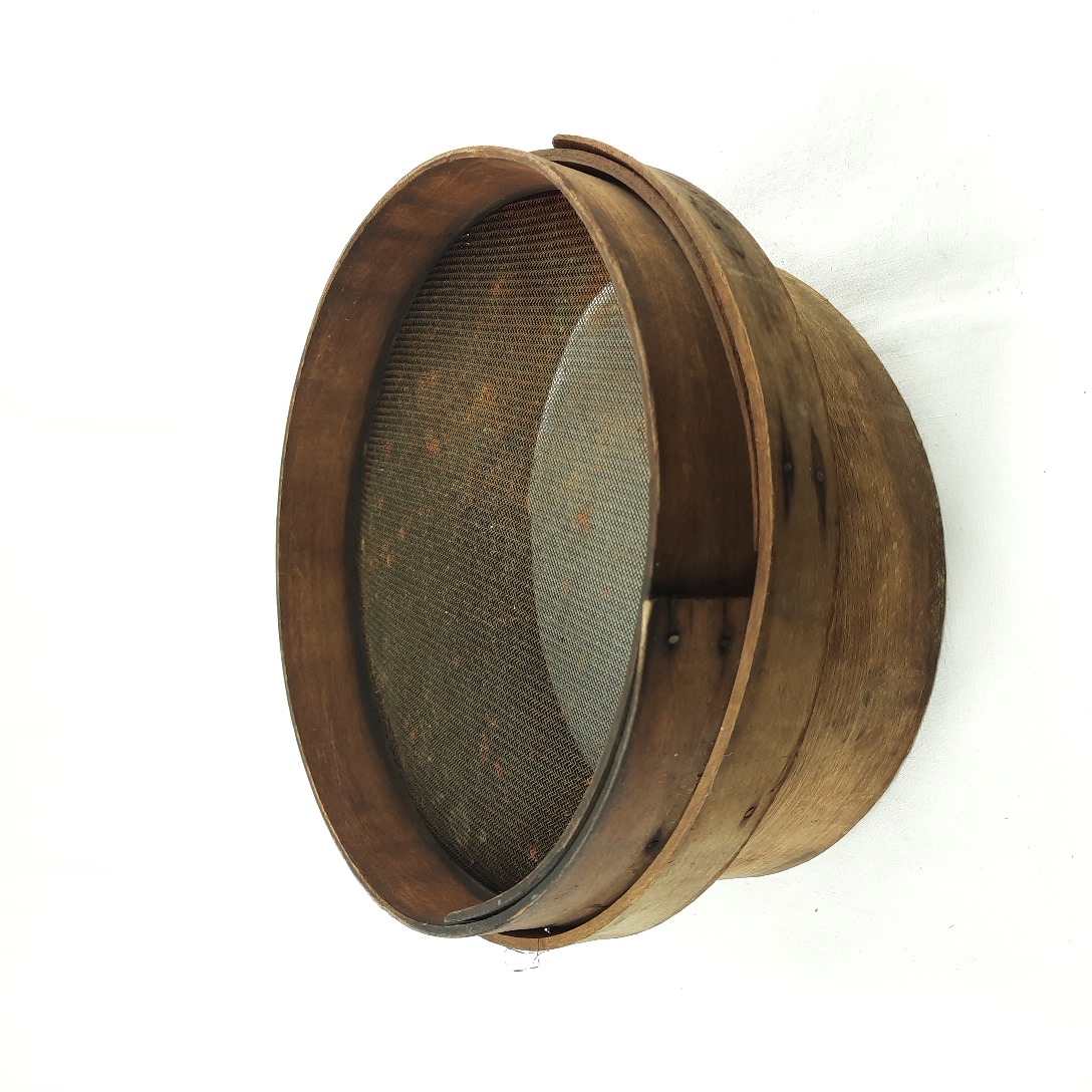 TAMIS de MAÇON en bois courbé - Outil collector vintage . Bon état - 80,00 € TAMIS de MAÇON en bois courbé - Outil collector vintage . Bon état reconditionné disponible sur Label Emmaüs