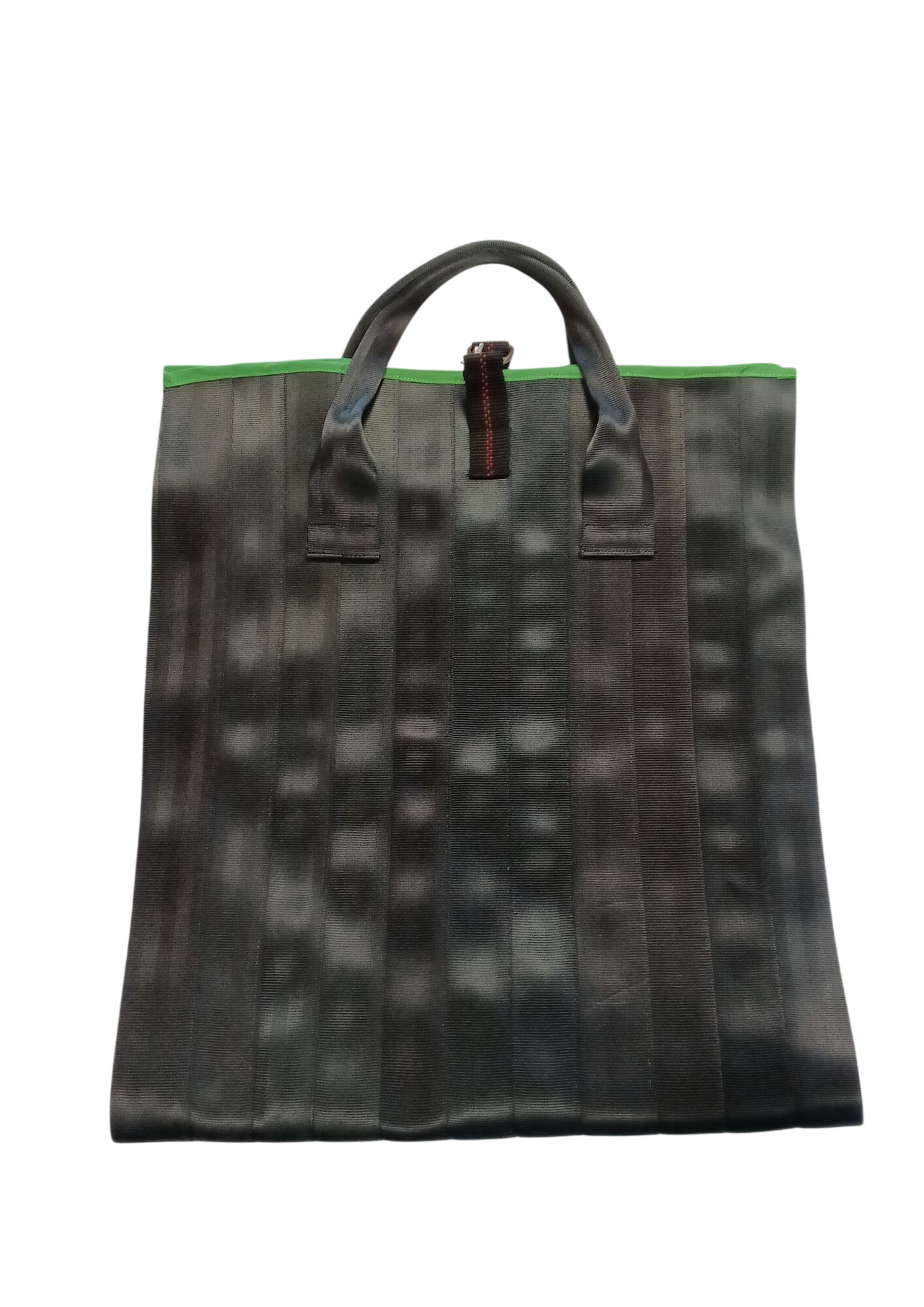 Tapis à bûches en ceintures de sécutité recyclées Parfait état - 25,00 € Tapis à bûches en ceintures de sécutité recyclées Parfait état reconditionné disponible sur Label Emmaüs