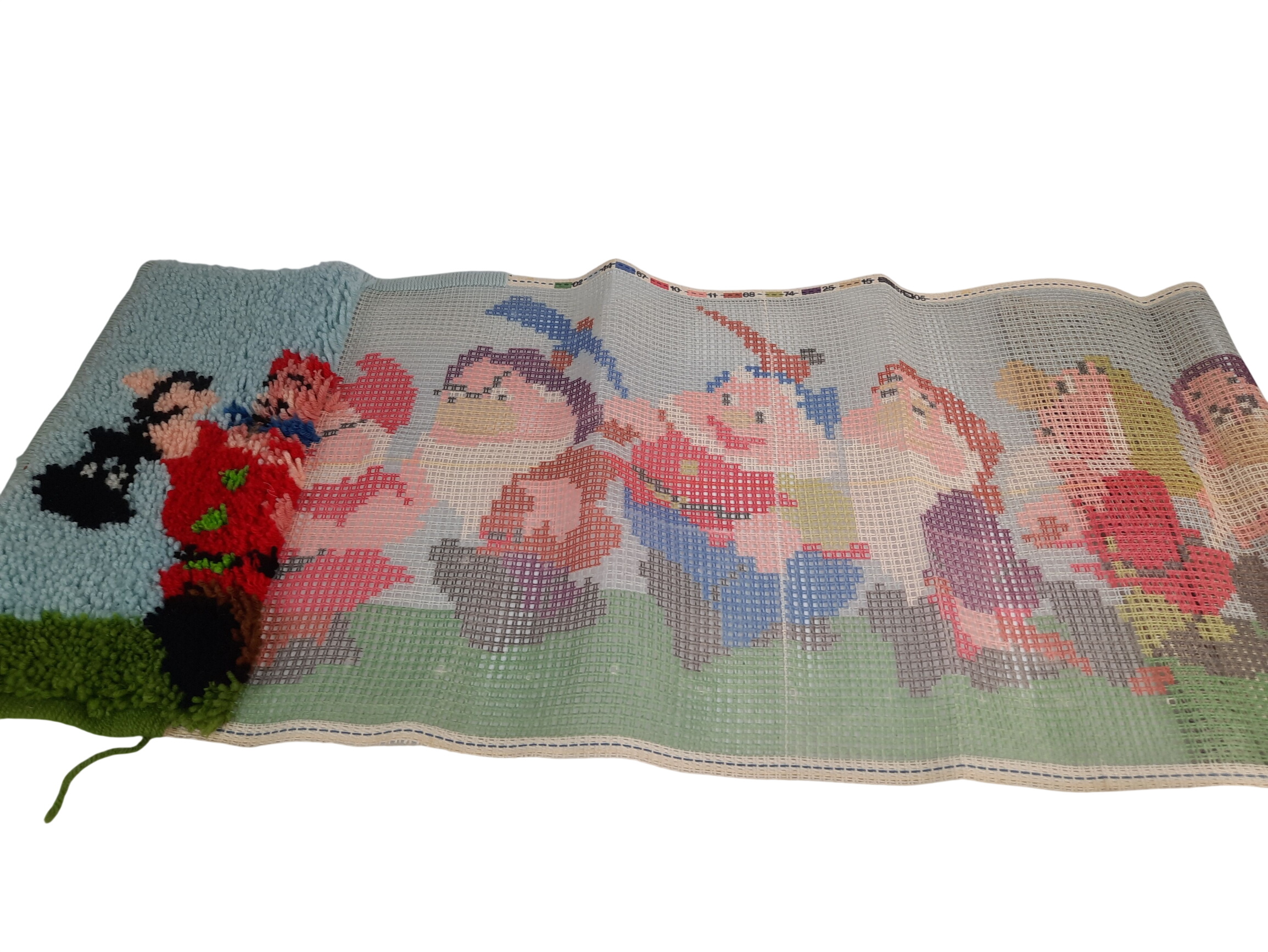 Tapis à nouer entamé 40 x 140 blanche neige avec laine et crochet - 22,50 € Tapis à nouer entamé 40 x 140 blanche neige avec laine et crochet reconditionné disponible sur Label Emmaüs