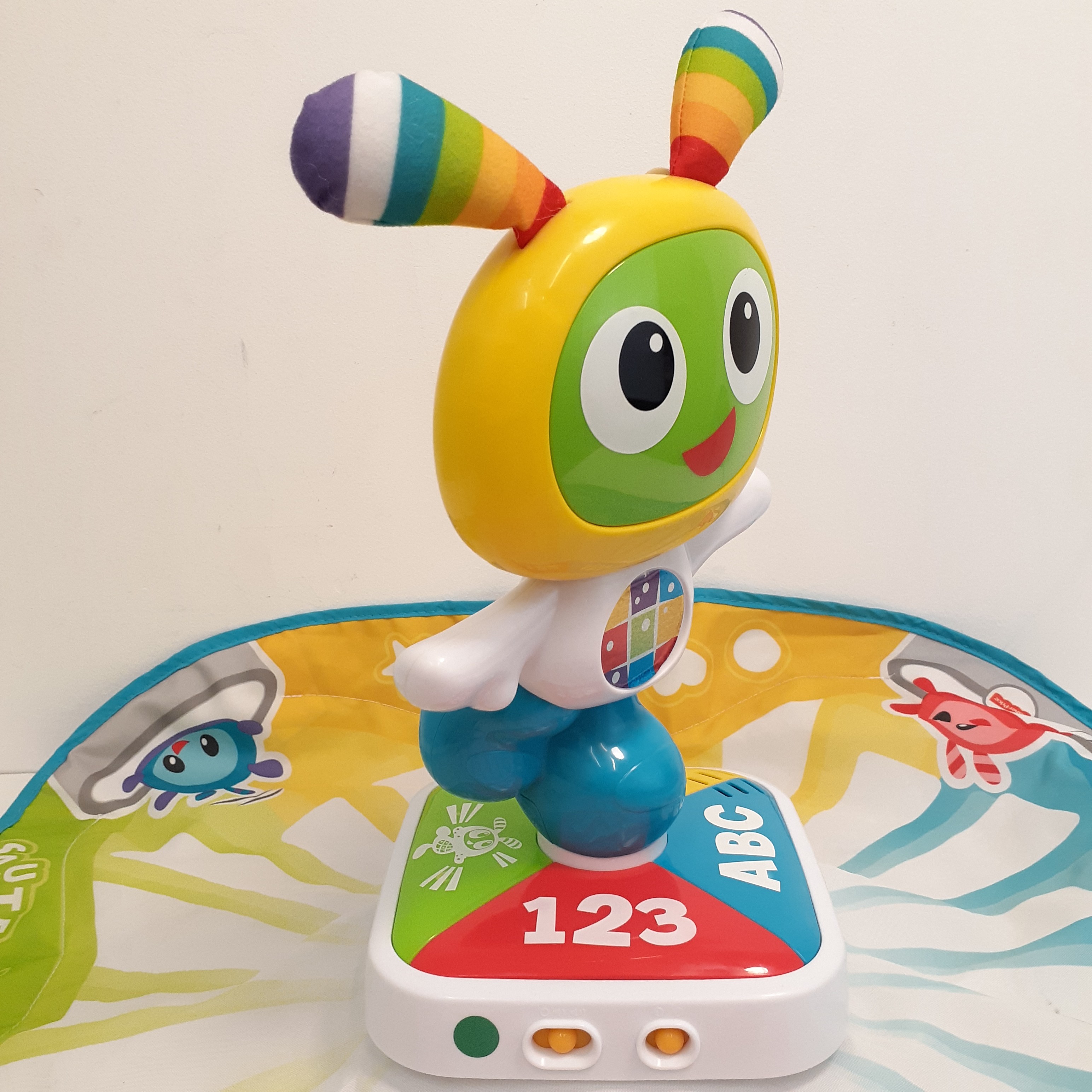 Voir photo 2 de Tapis de danse avec Bebo le Robot interactif - Fisher-Price Tapis de danse avec Bebo le Robot interactif - Fisher-Price Bon état reconditionné photo 2