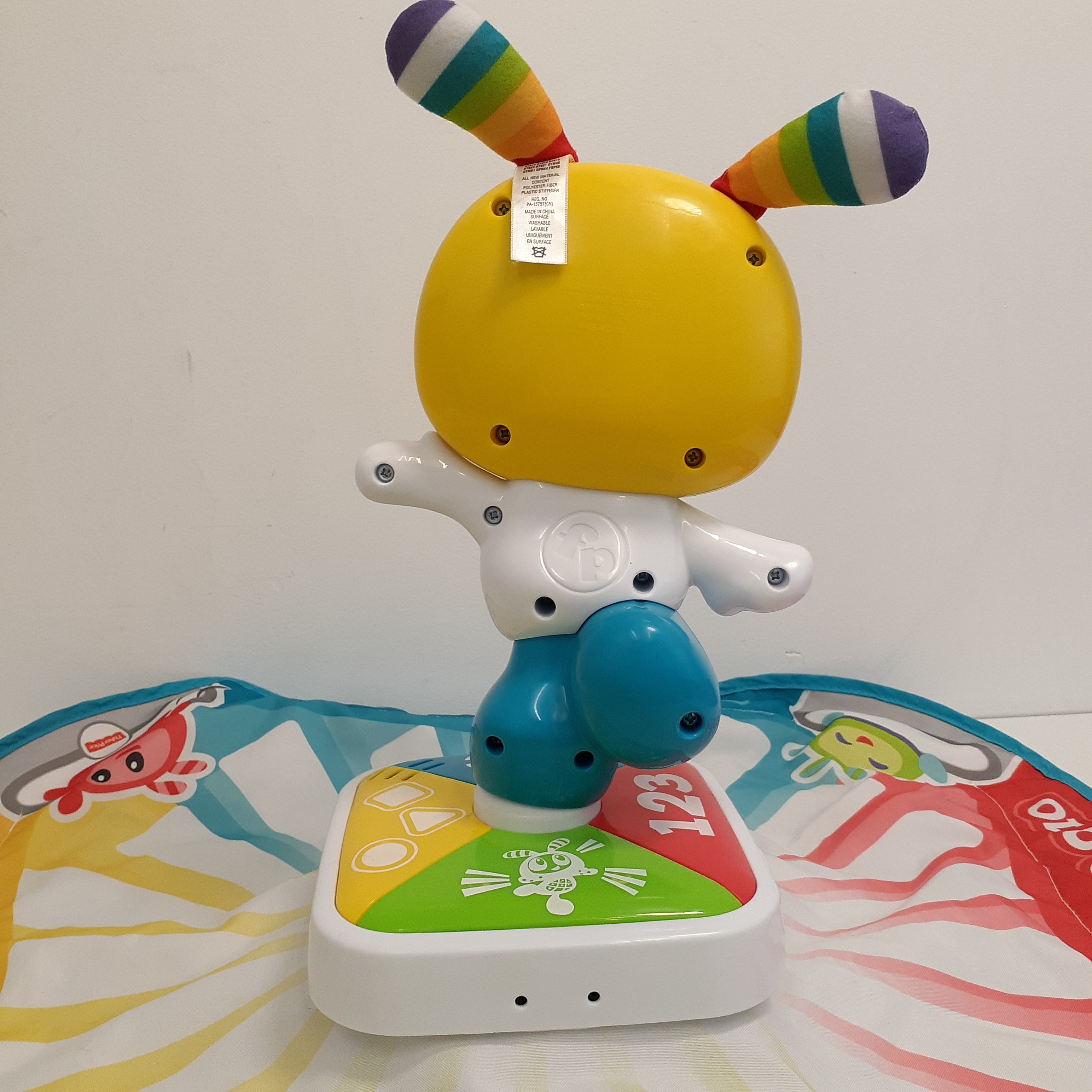 Voir photo 4 de Tapis de danse avec Bebo le Robot interactif - Fisher-Price Tapis de danse avec Bebo le Robot interactif - Fisher-Price Bon état reconditionné photo 4