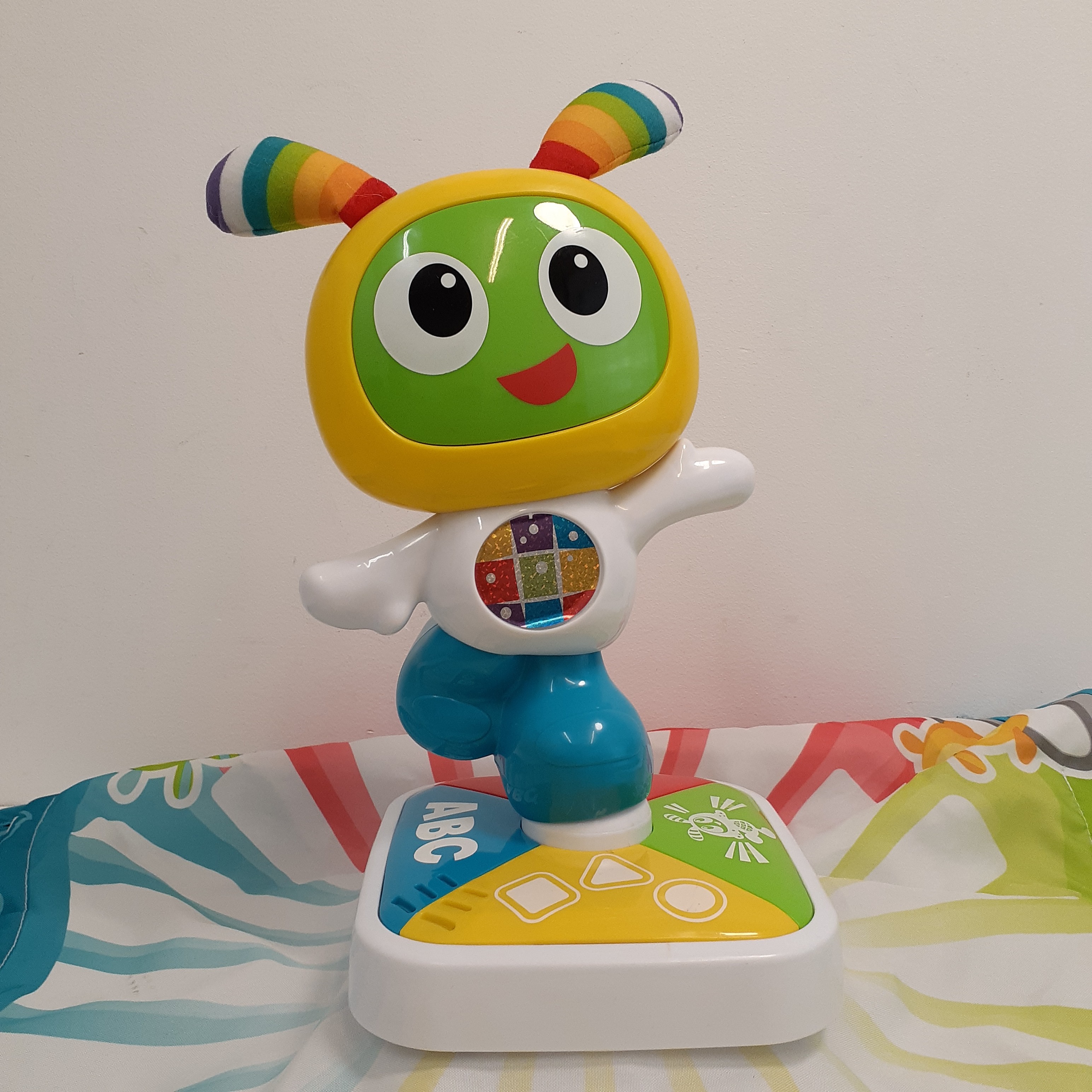 Voir photo 6 de Tapis de danse avec Bebo le Robot interactif - Fisher-Price Tapis de danse avec Bebo le Robot interactif - Fisher-Price Bon état reconditionné photo 6