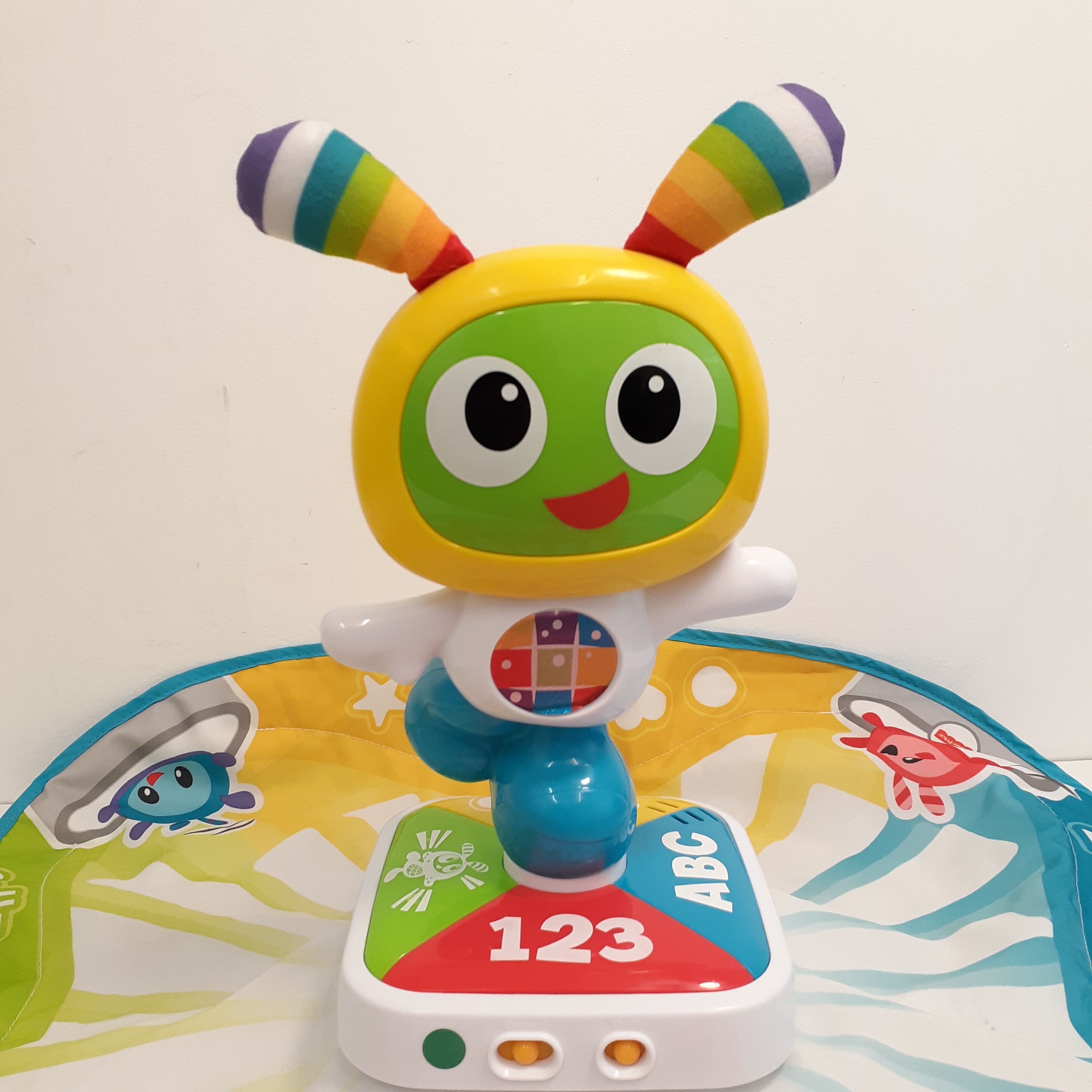 Voir photo 9 de Tapis de danse avec Bebo le Robot interactif - Fisher-Price Tapis de danse avec Bebo le Robot interactif - Fisher-Price Bon état reconditionné photo 9