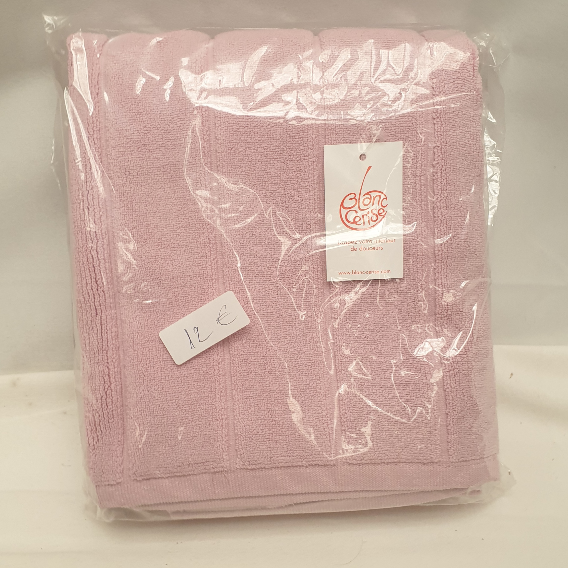 Tapis de de bain 60 x 100 tout simplement bain rose- blanc cerise Parfait état - 12,00 € Tapis de de bain 60 x 100 tout simplement bain rose- blanc cerise Parfait état reconditionné disponible sur Label Emmaüs