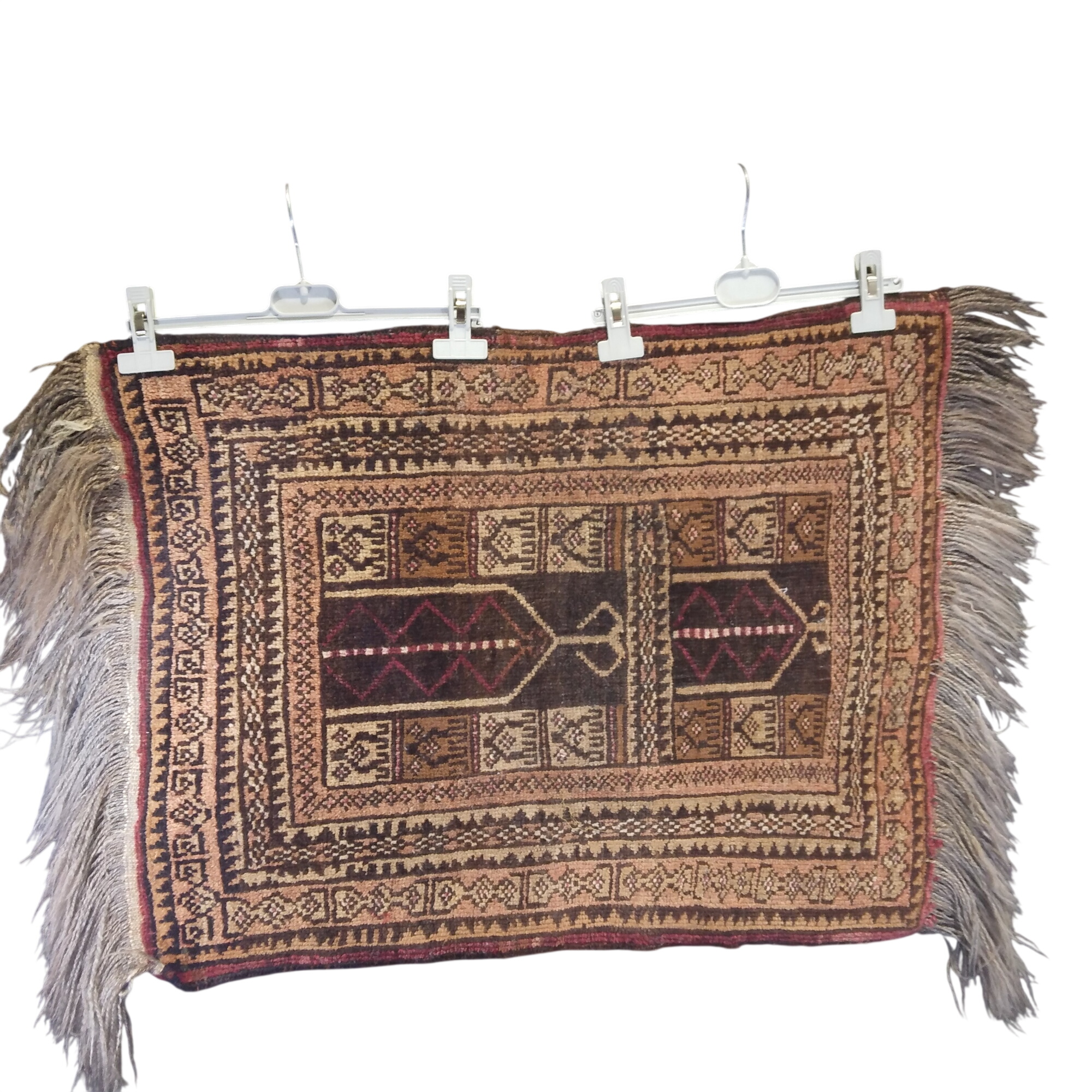 Tapis de prière en laine fait-main - très bon état - 50,00 € Tapis de prière en laine fait-main - très bon état reconditionné disponible sur Label Emmaüs