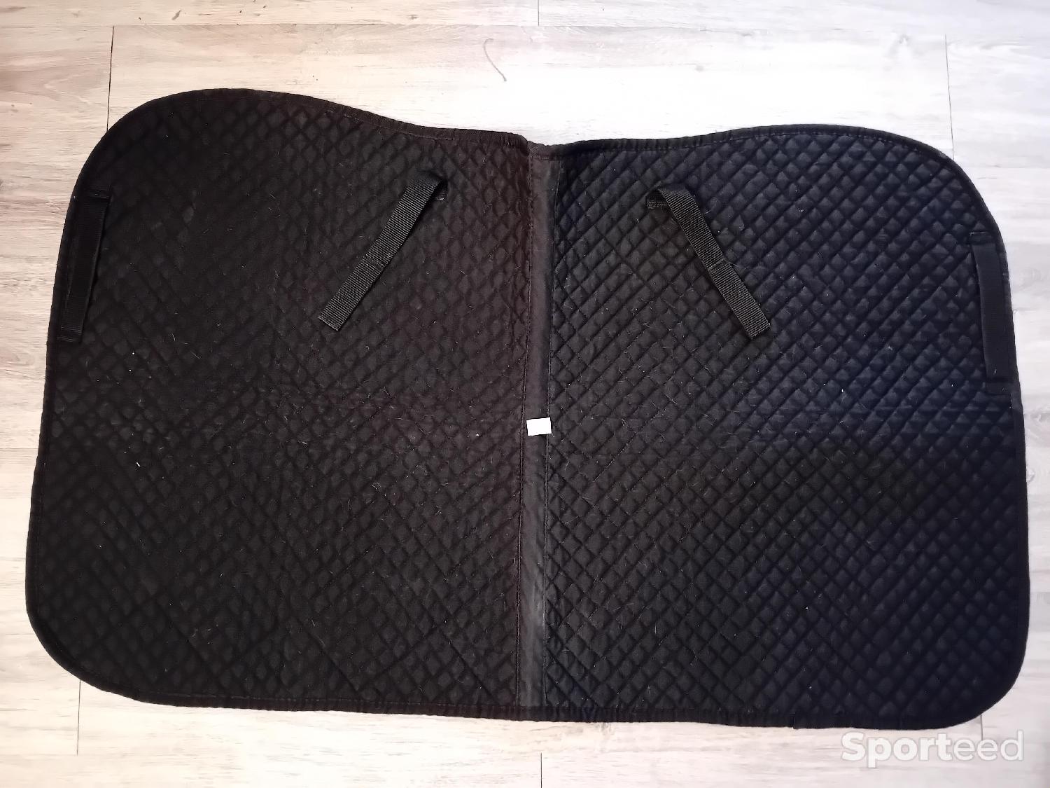 Tapis de selle chabraque noir Très bon état reconditionné disponible sur Sporteed